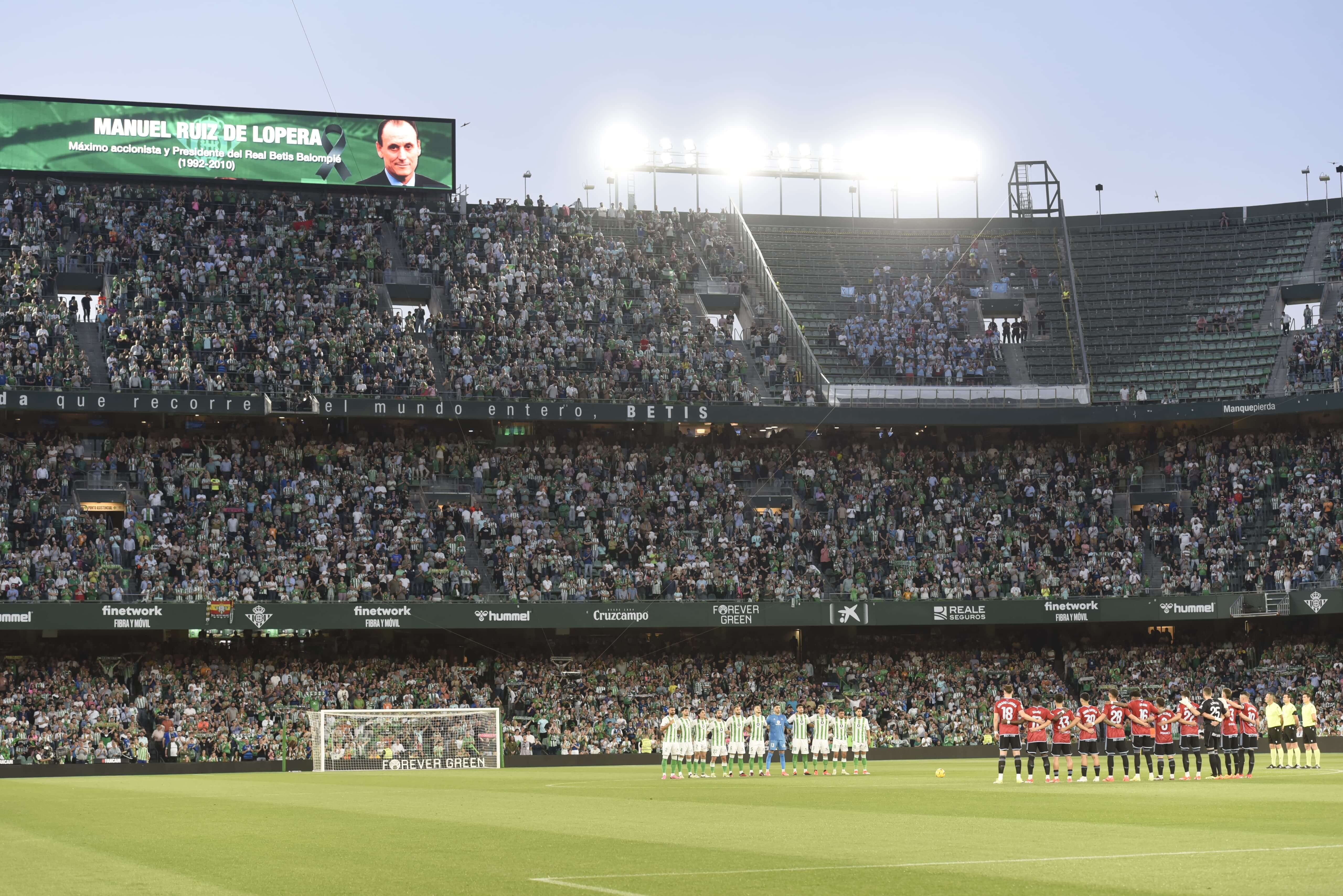  El Villamarín rompió con aplausos el minuto de silencio por Lopera