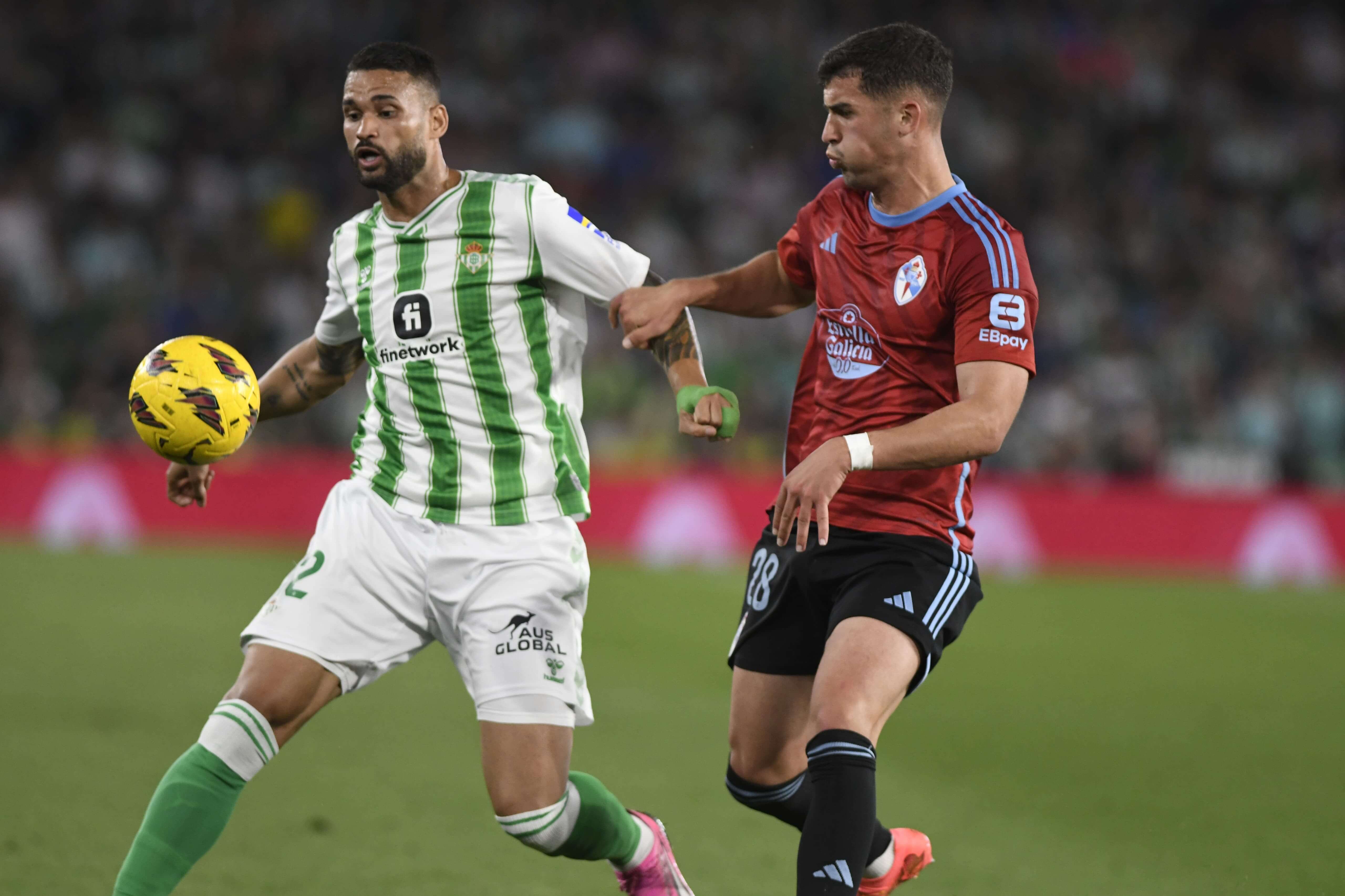 Carlos Domínguez persigue a Willian José en el Betis - Celta.