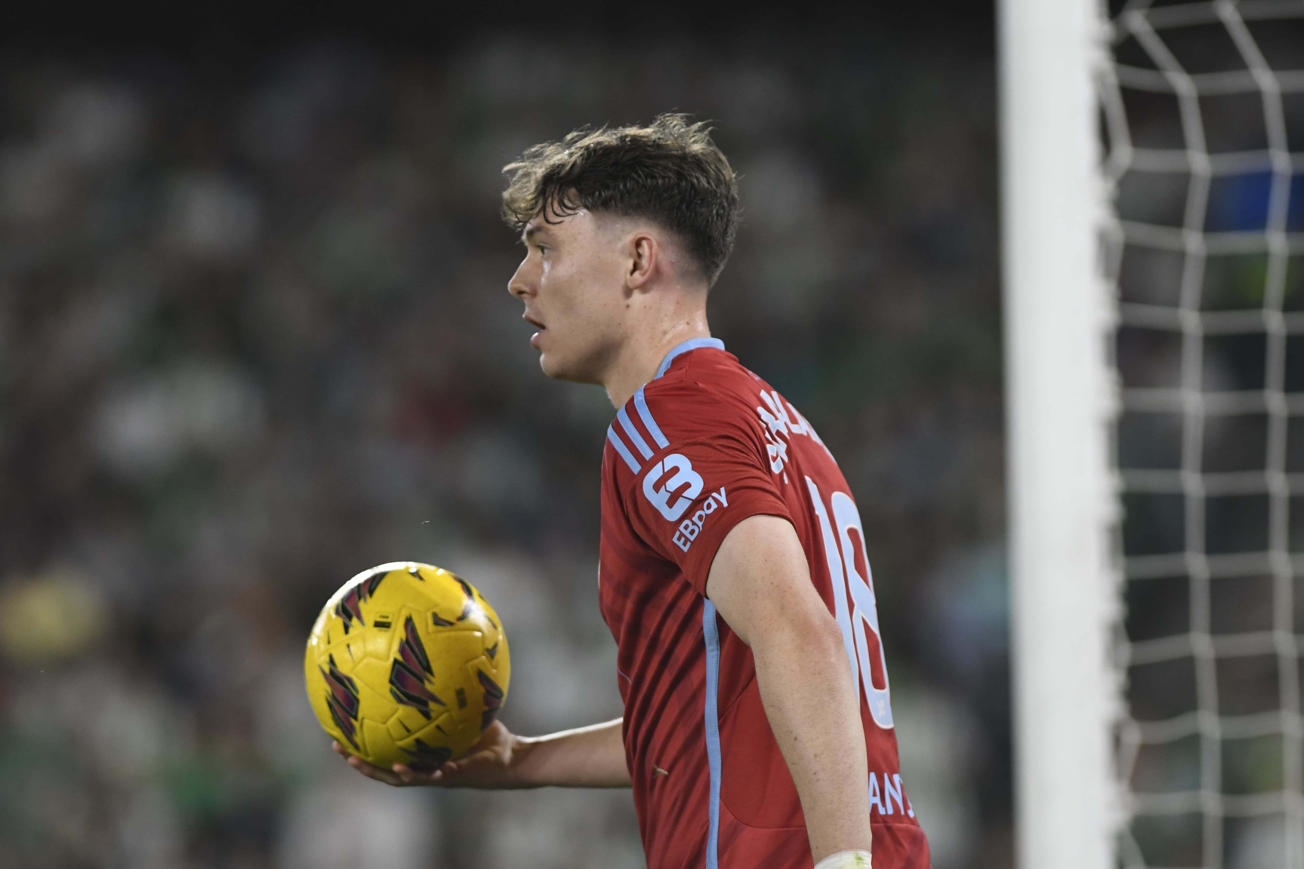  Jörgen Strand-Larsen recoge el balón en el Betis - Celta.