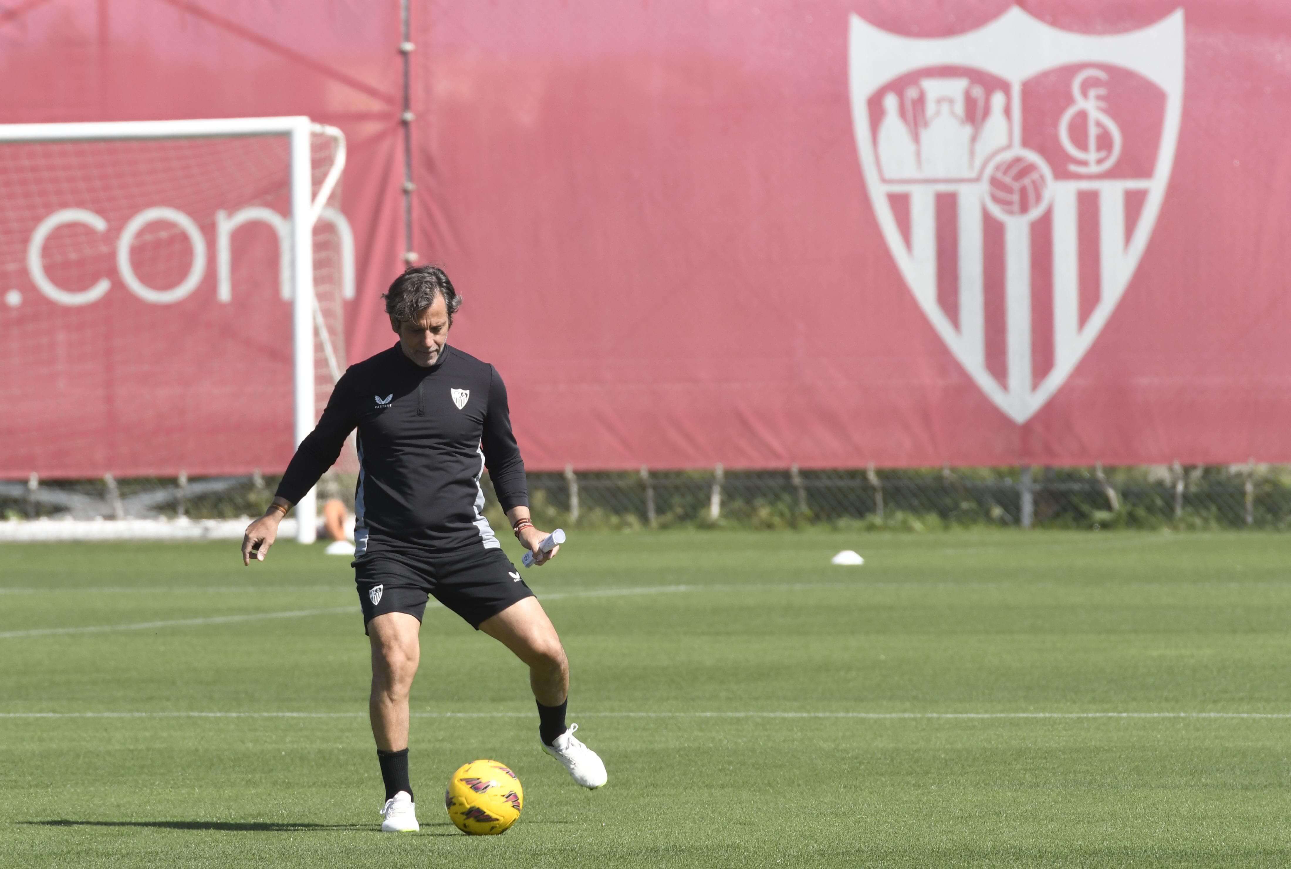  Quique Sánchez Flores, técnico del Sevilla, en el entrenamiento del sábado