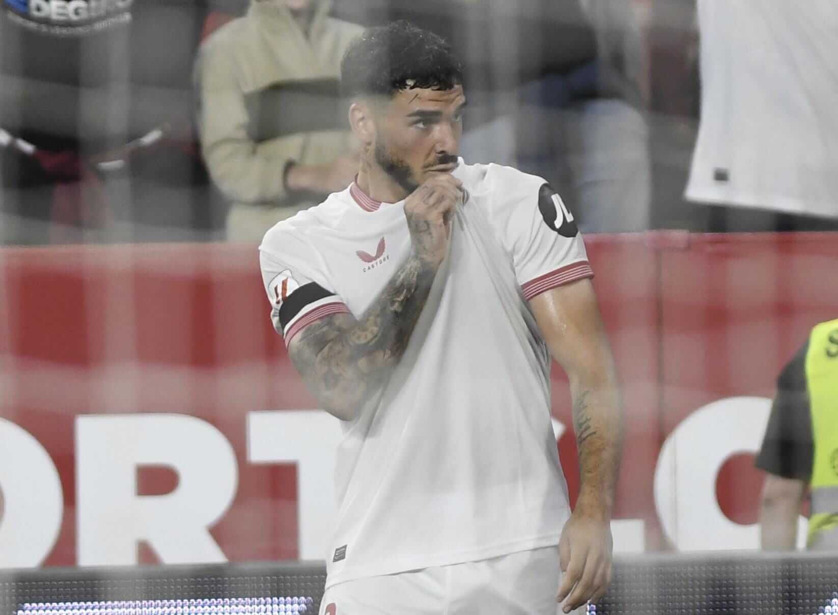 Isaac Romero, besándose el escudo del Sevilla.