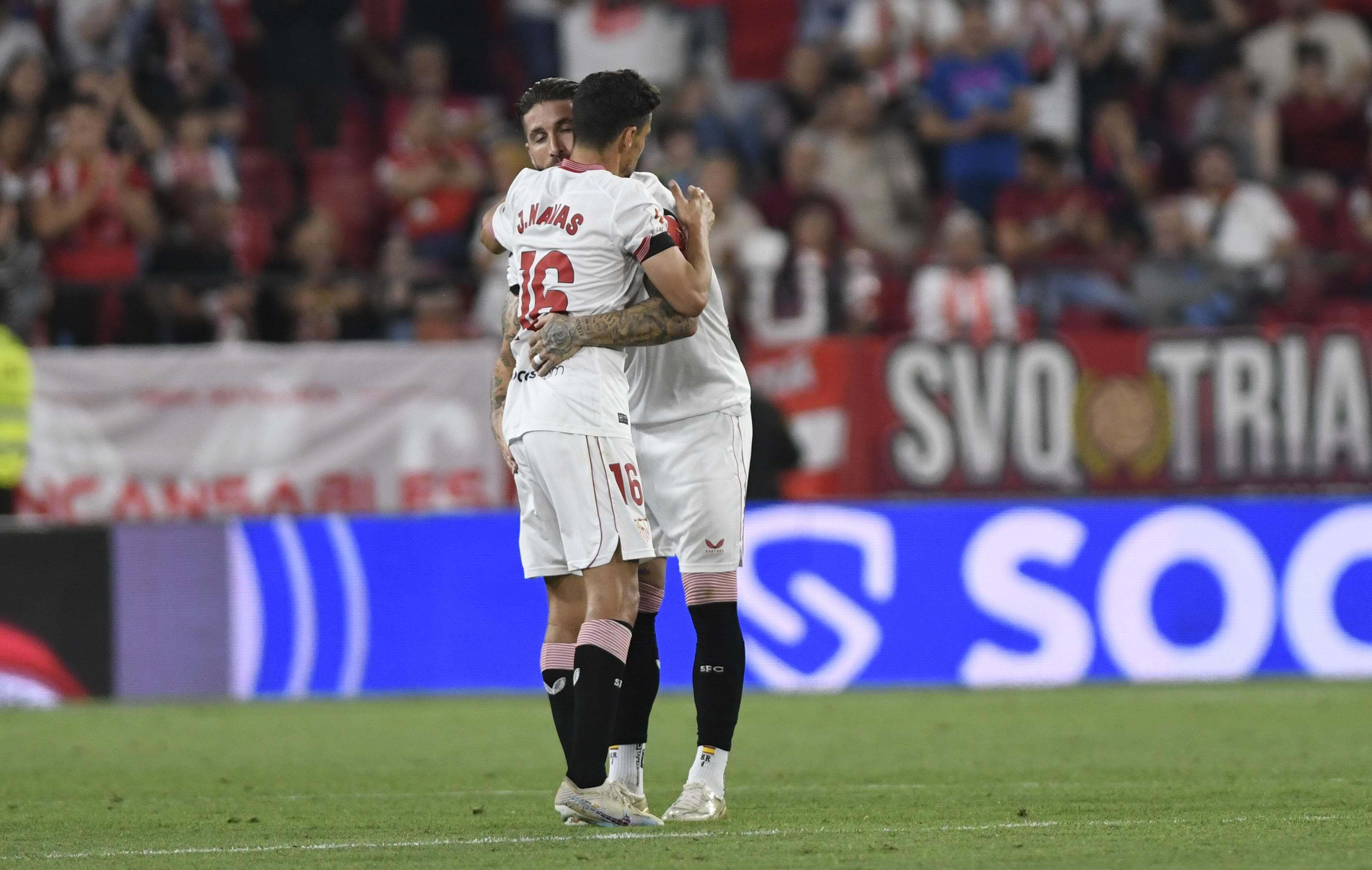  Sergio Ramos se despide de Jesús Navas en el último partido