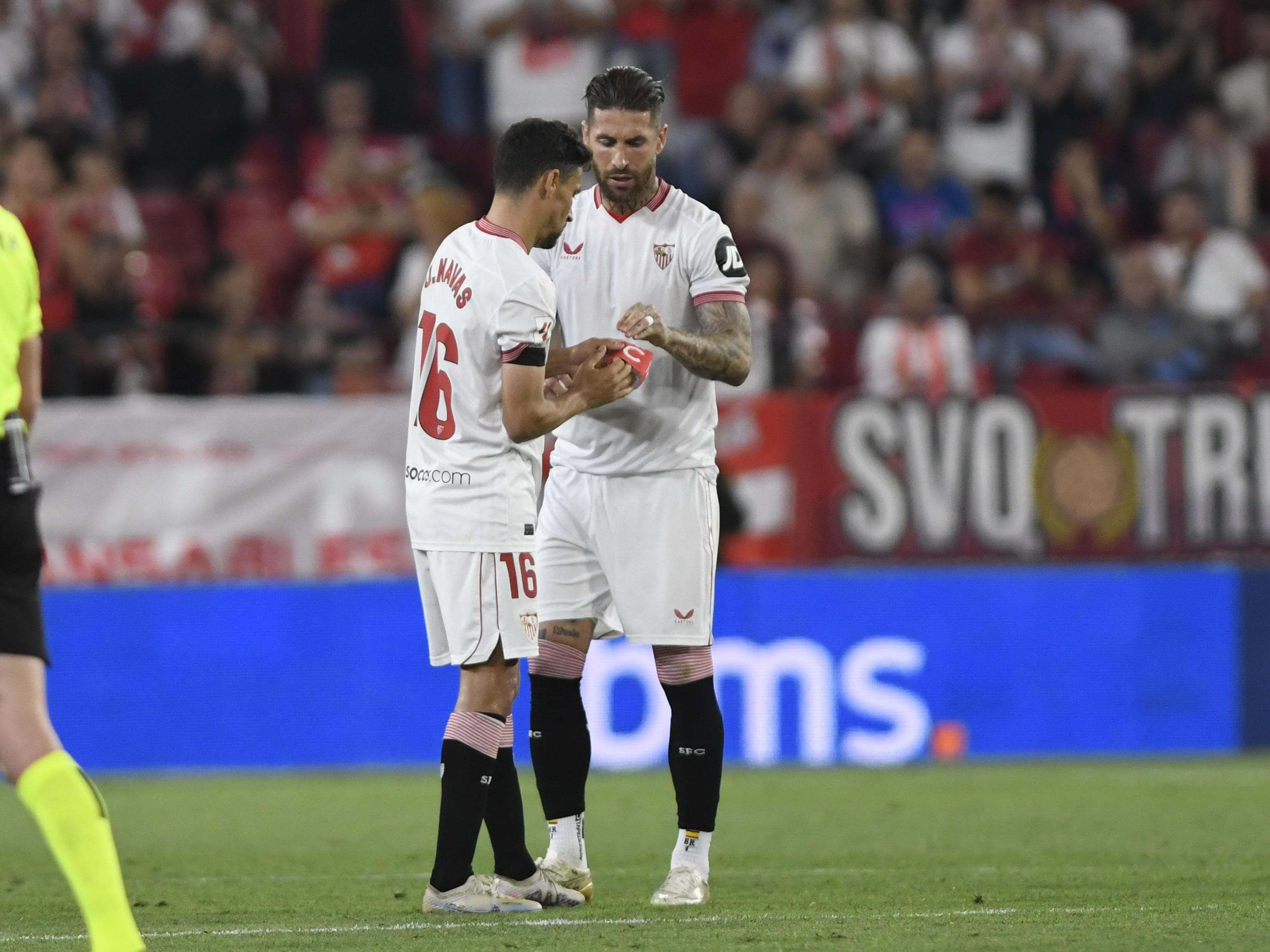  Jesús Navas le da el brazalete a Sergio Ramos