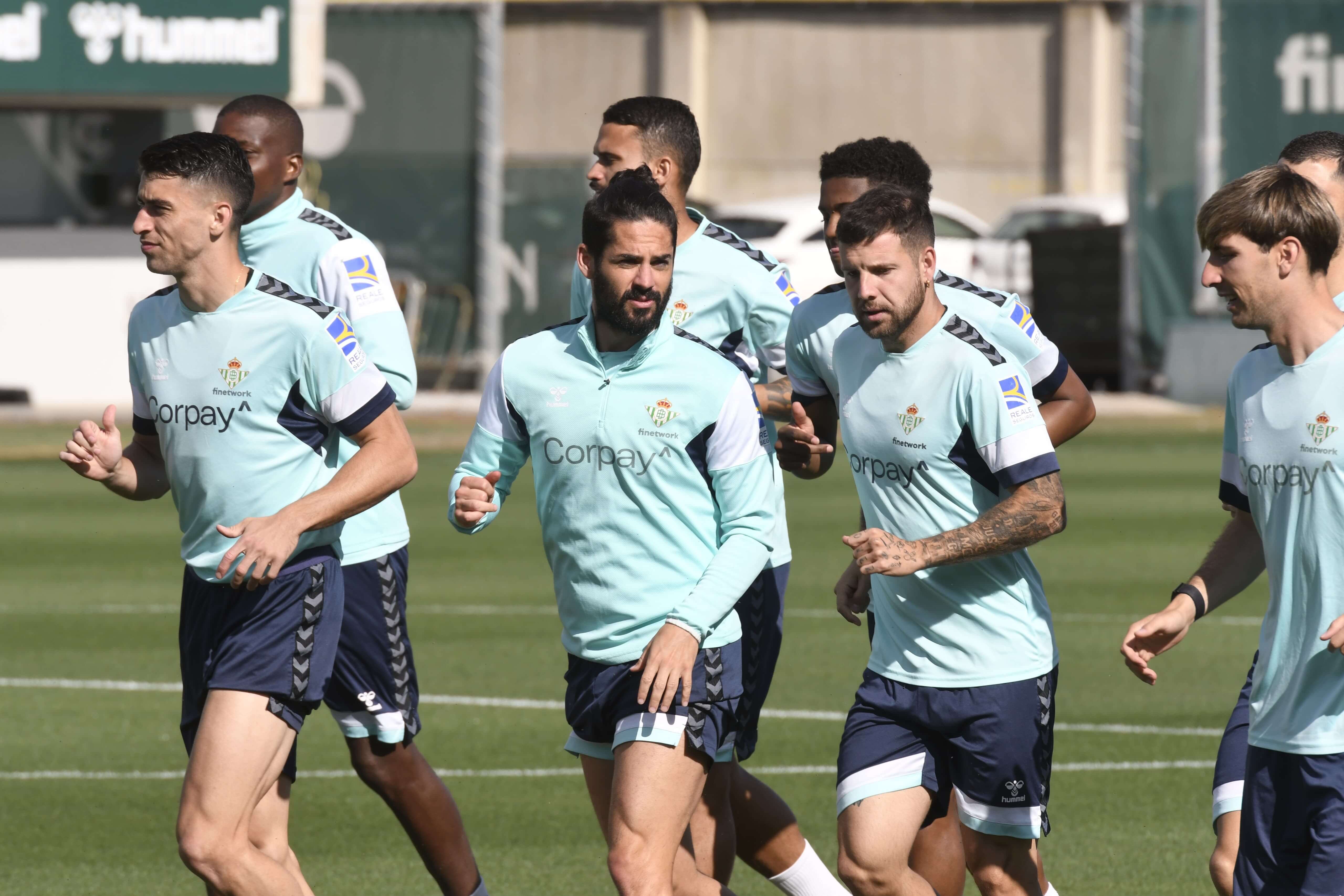  Isco charla con Aitor Ruibal durante el entrenamiento del Betis.
