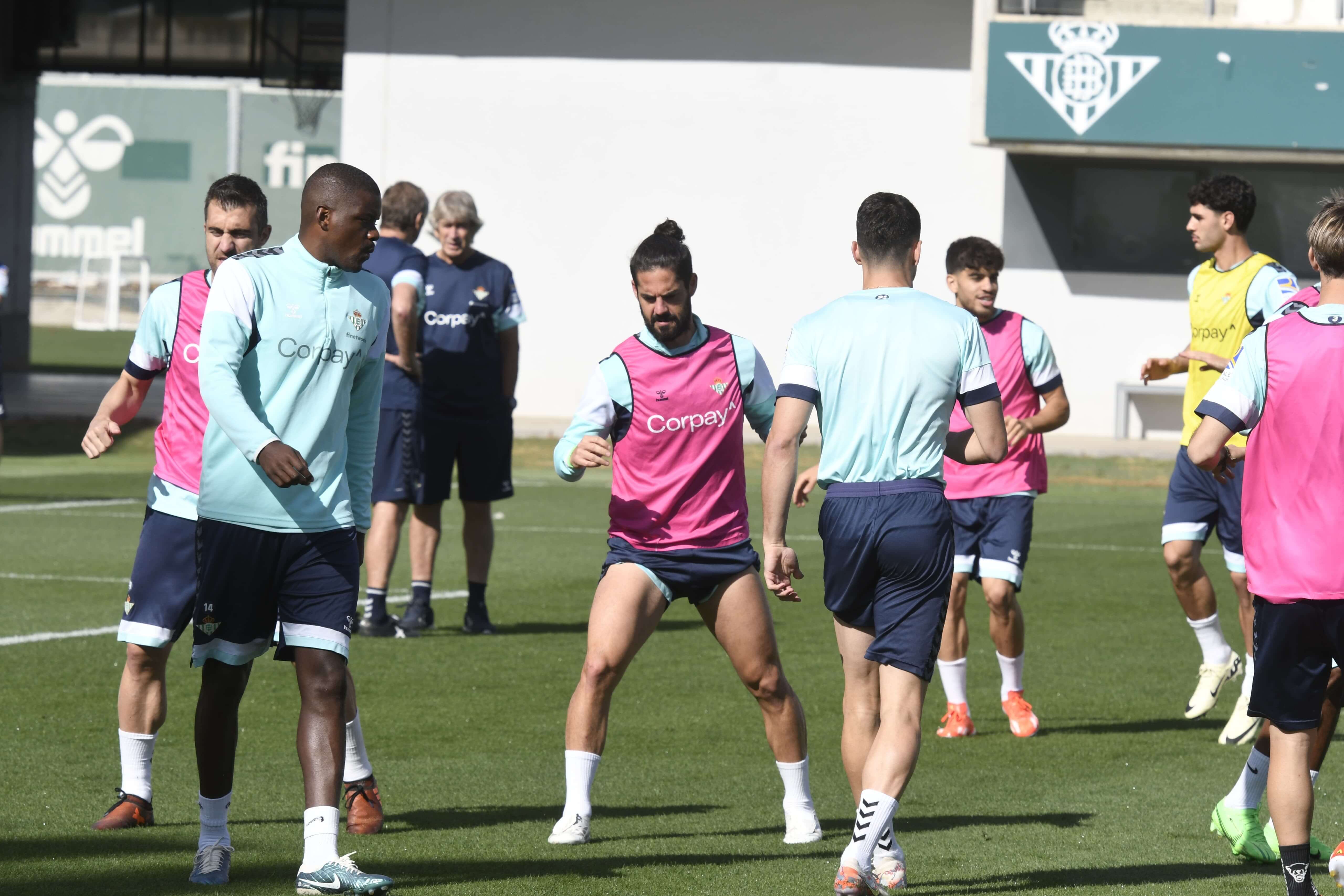  Isco, durante un entrenamiento del Betis, con Pellegrini al fondo.