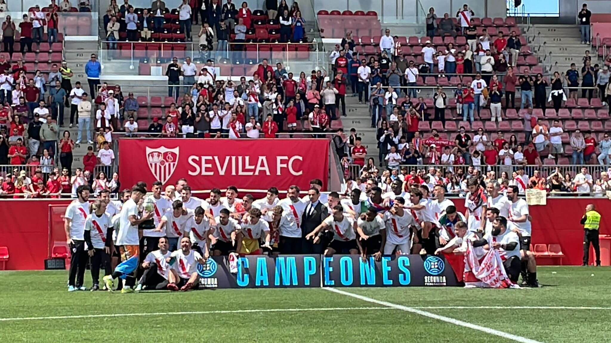  La fiesta del Sevilla Atlético tras conseguir el ascenso a Primera RFEF.