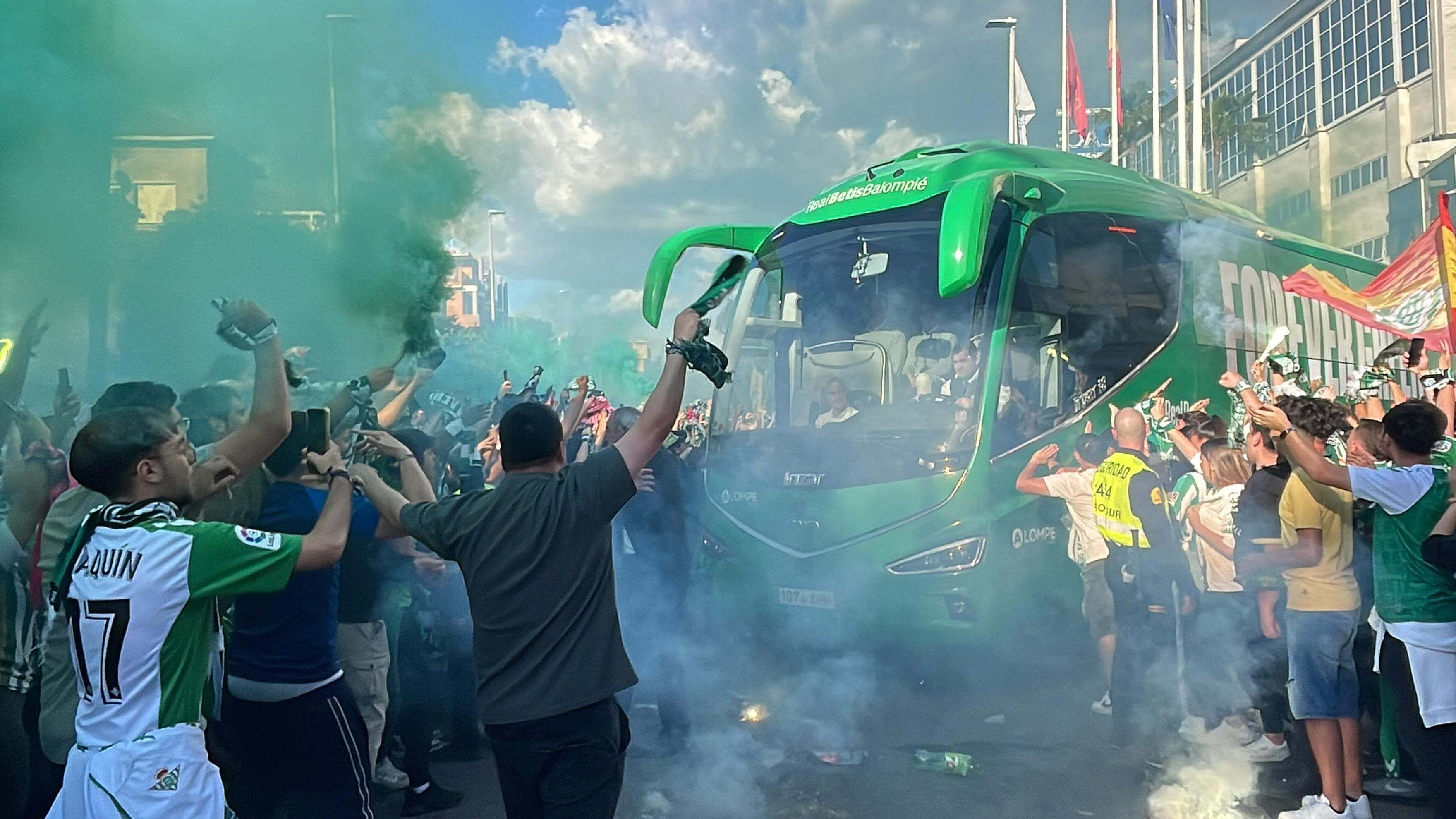 El recibimiento al autobús del Betis.