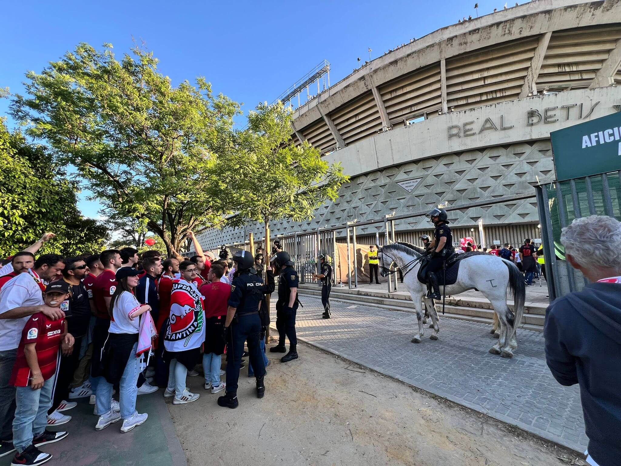  Los aficionados del Sevilla llegando al Villamarín.