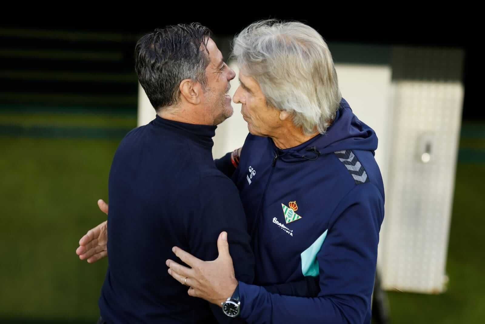  El saludo entre Quique Sánchez Flores y Pellegrini