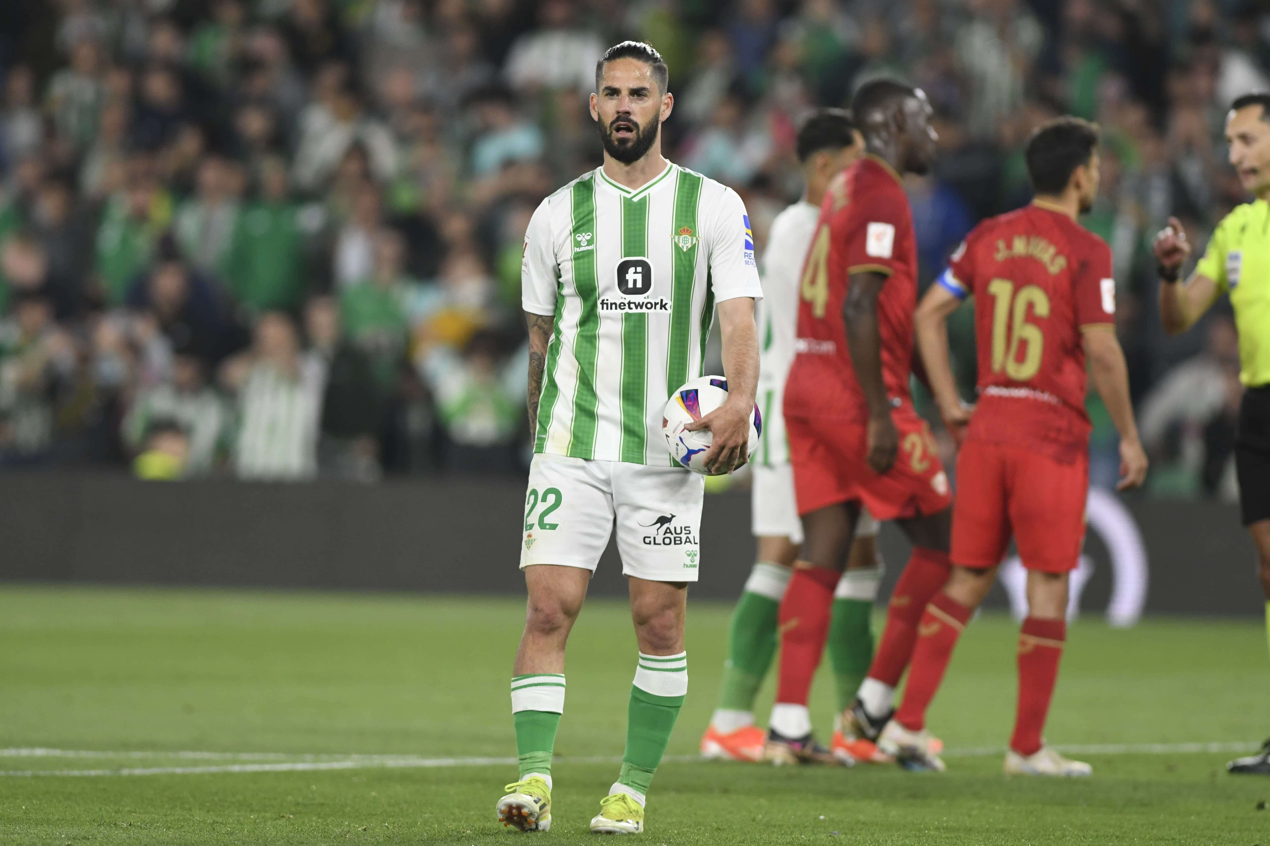  Isco Alarcón, en el derbi contra el Sevilla de Quique Sánchez Flores