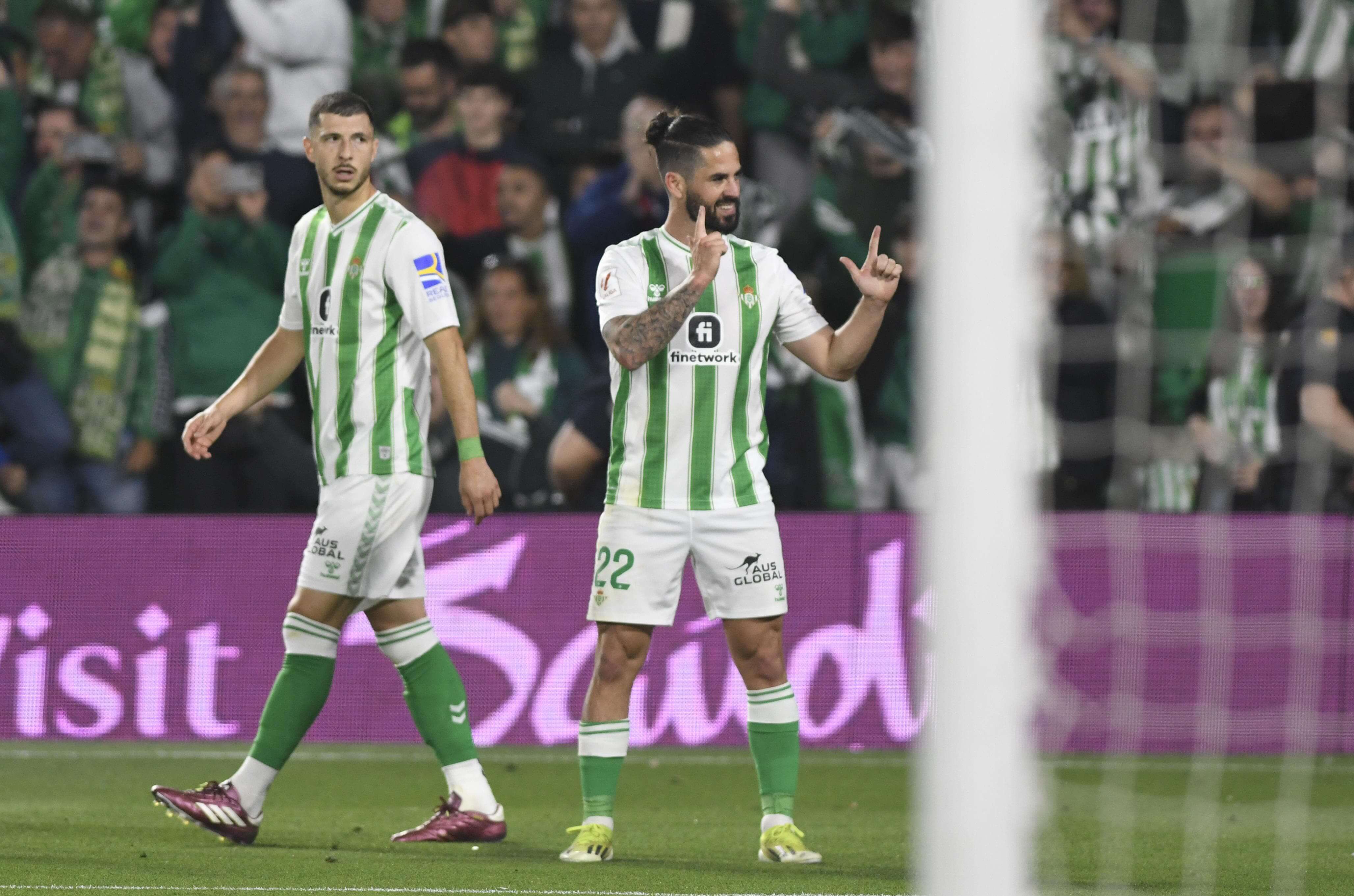  Isco Alarcón celebra, junto a Guido Rodríguez, su gol en el derbi.