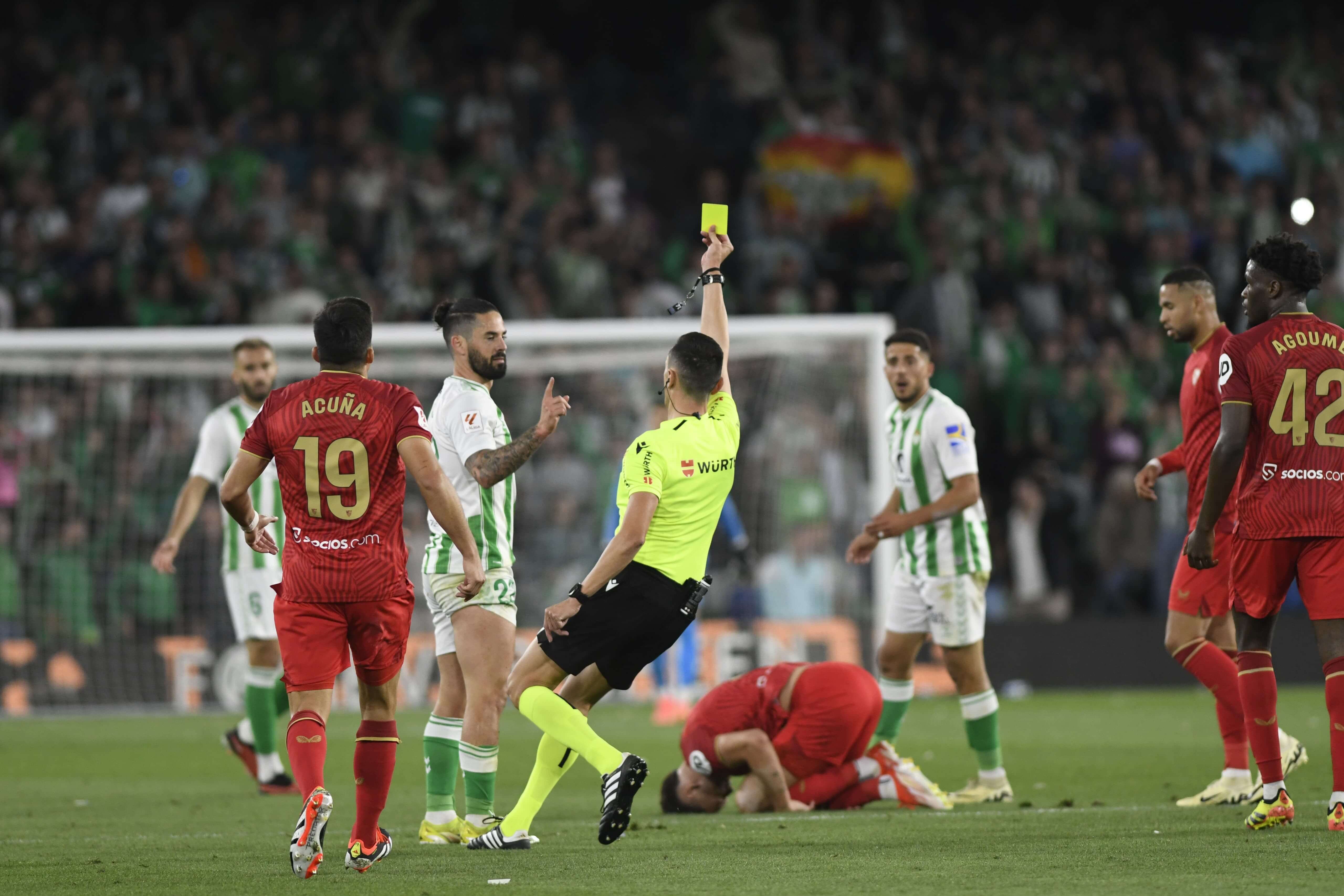 Sánchez Martínez, protagonista en el derbi entre Betis y Sevilla con su arbitraje.
