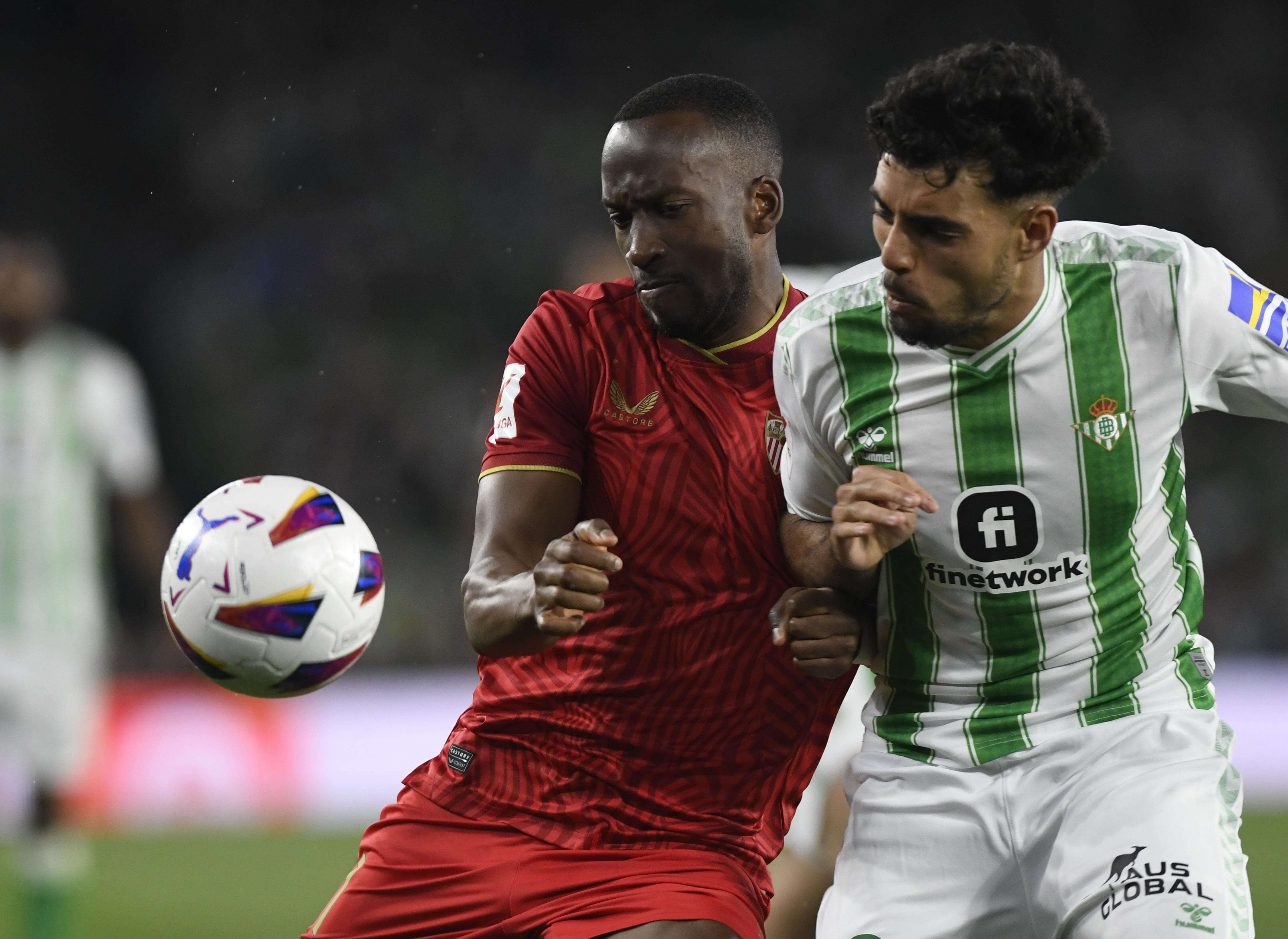  Chadi Riad pelea con Lukebakio