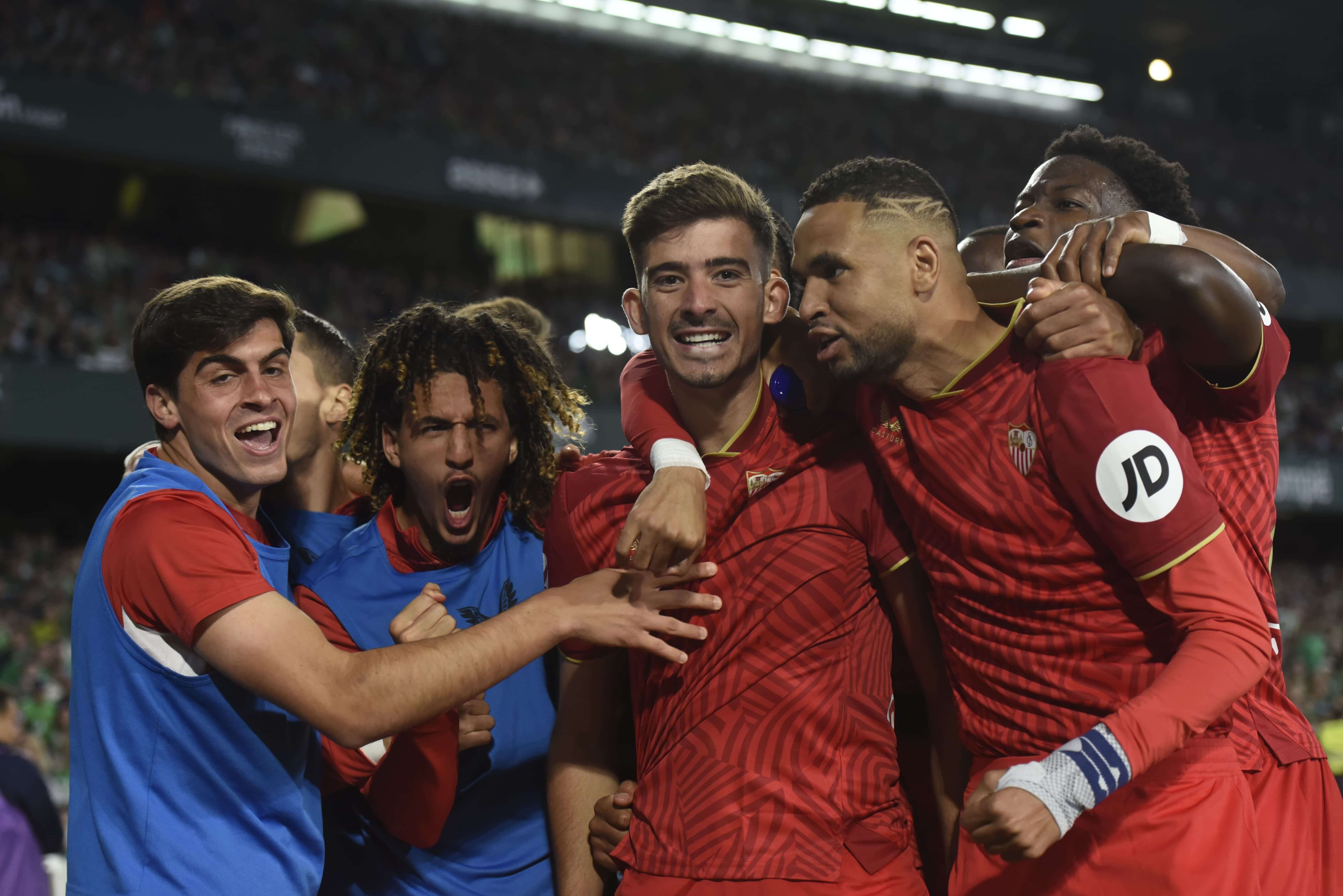  Kike Salas celebra su gol en el derbi.