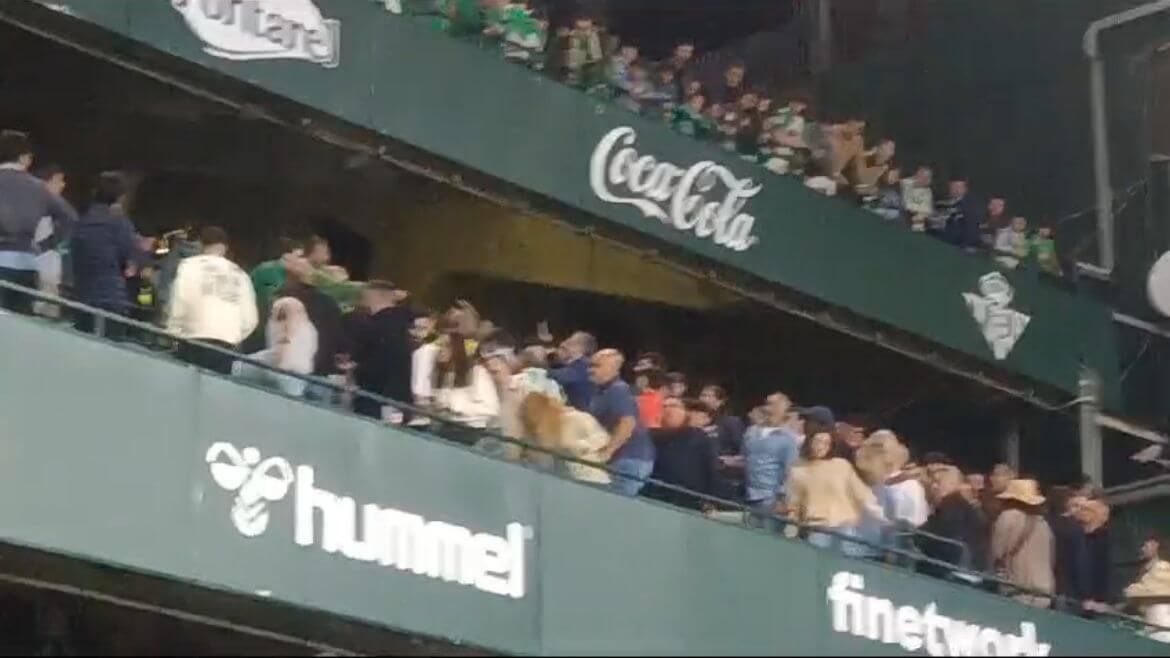 Lío en las gradas del Benito Villamarín.