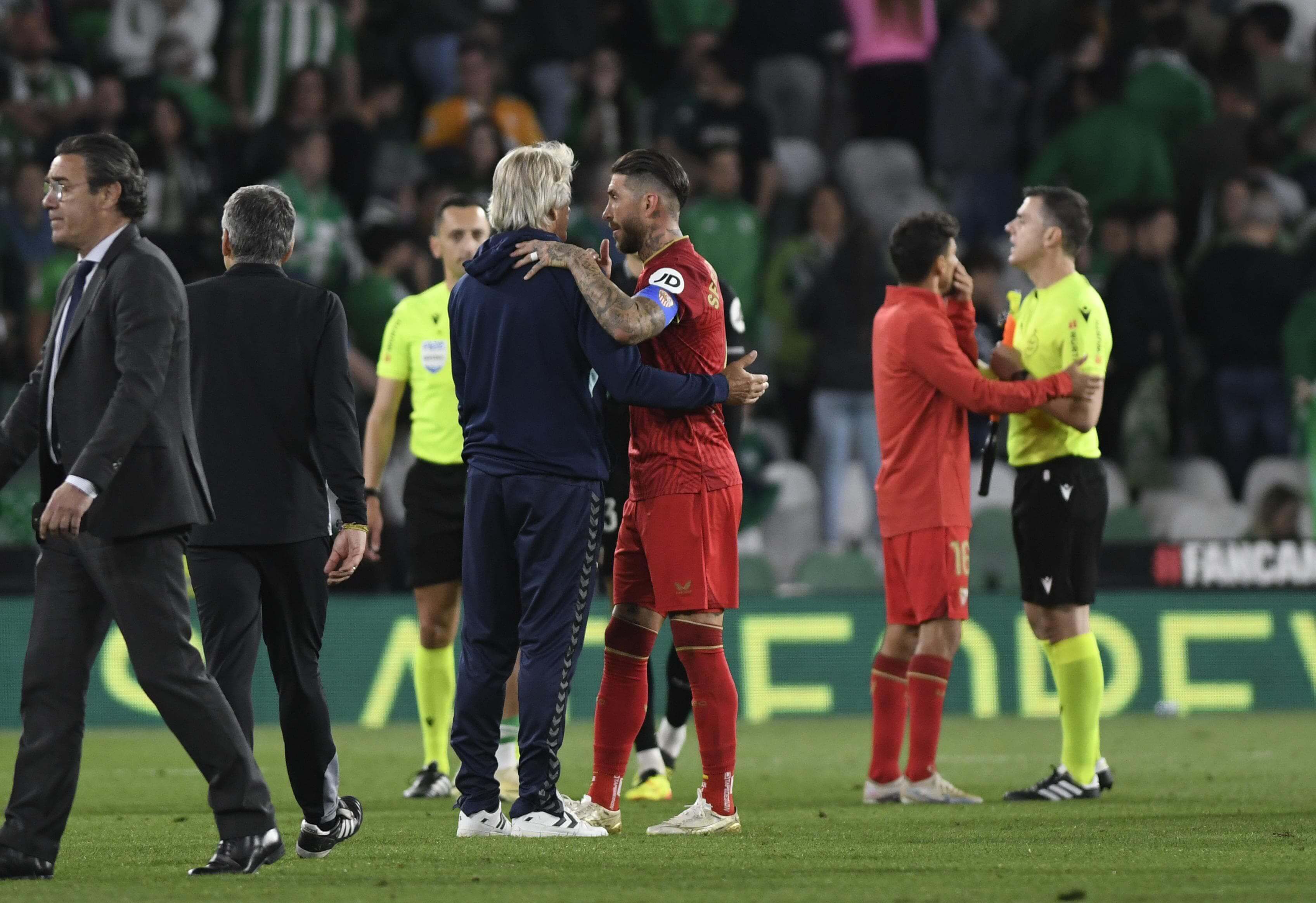 El saludo entre Manuel Pellegrini y Sergio Ramos.