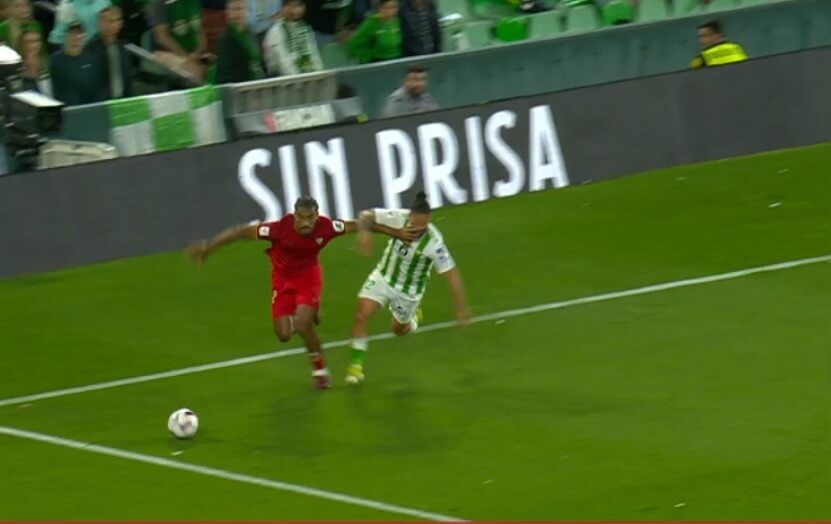 Löic Badé tocó en la cara a Isco Alarcón.