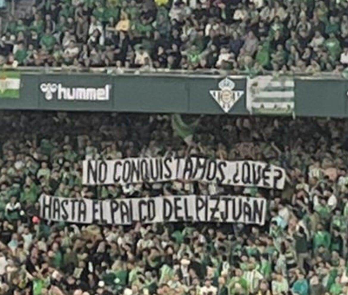  La pancarta desplegada en Gol Sur durante el derbi.