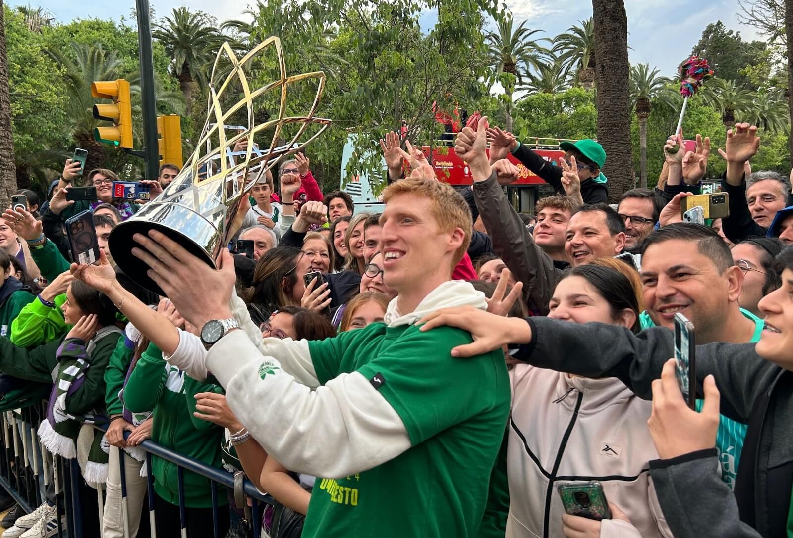  Alberto Díaz se funde con los aficionados mientras levanta el título de BCL.