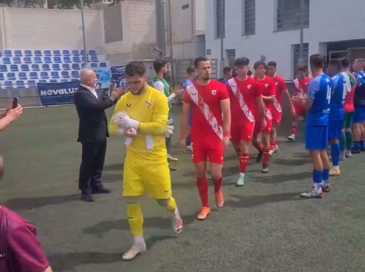  Imagen del pasillo al Sevilla Atlético en El Palo. (Imagen: @CanteraSFC)
