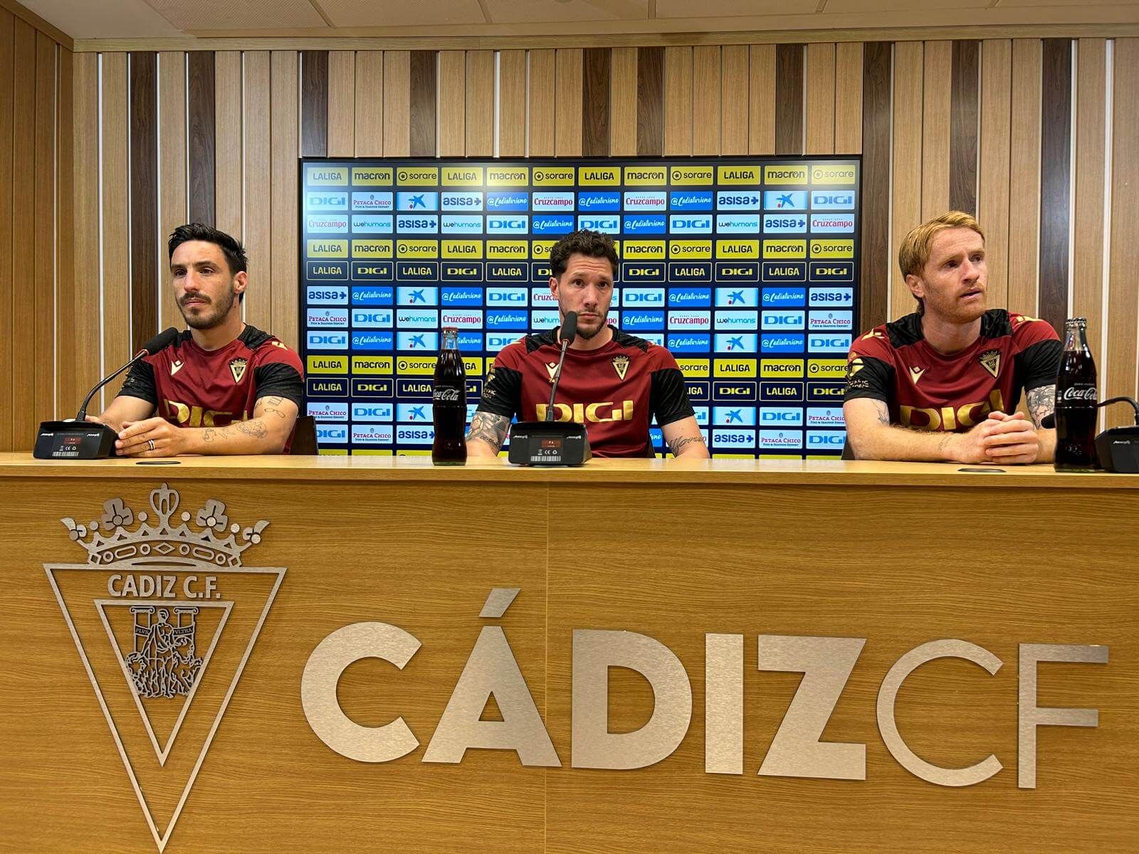 Iza, Ledesma y Álex Fernández comparecen en sala de prensa.