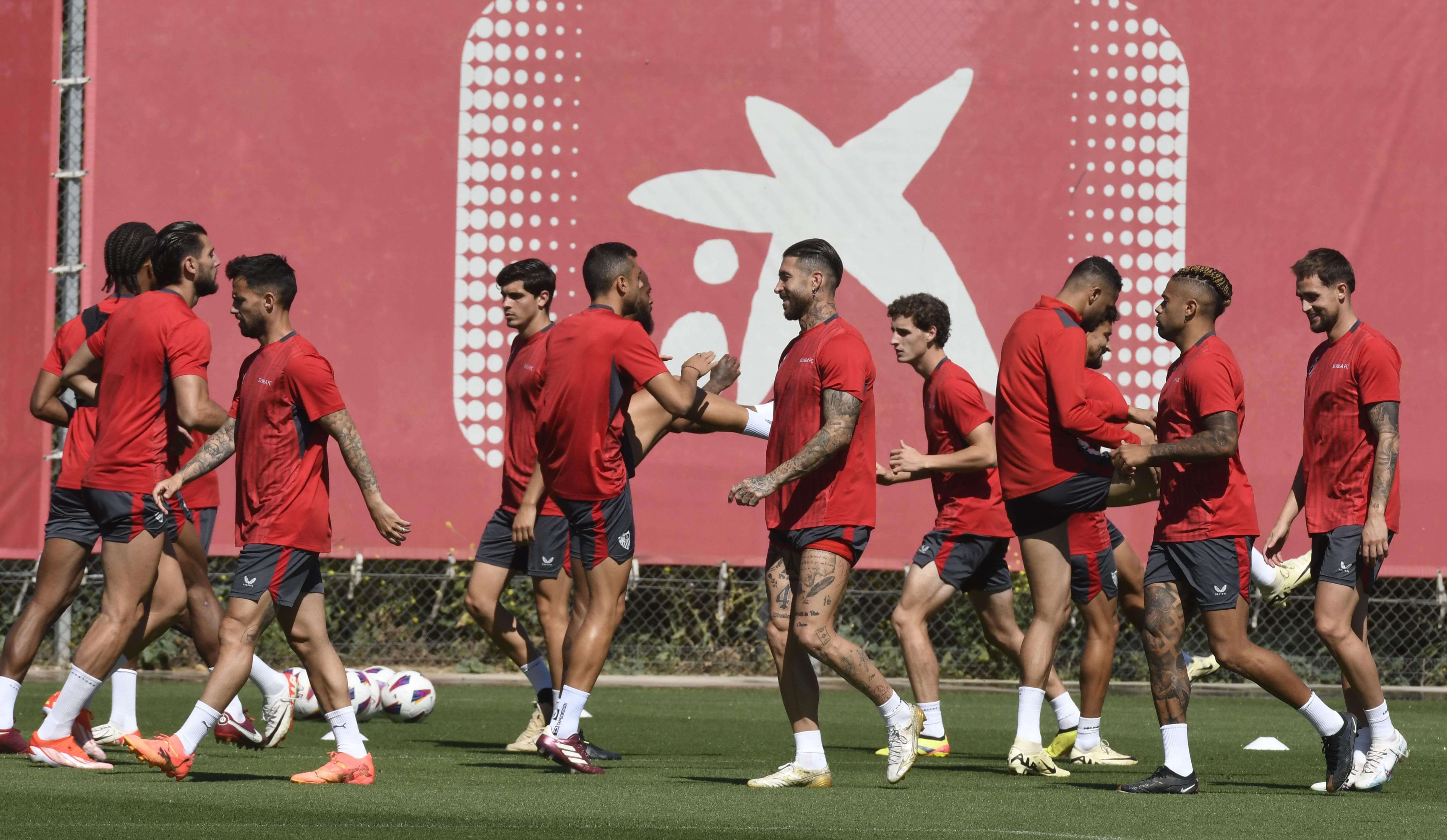  La plantilla del Sevilla, durante la sesión del viernes.