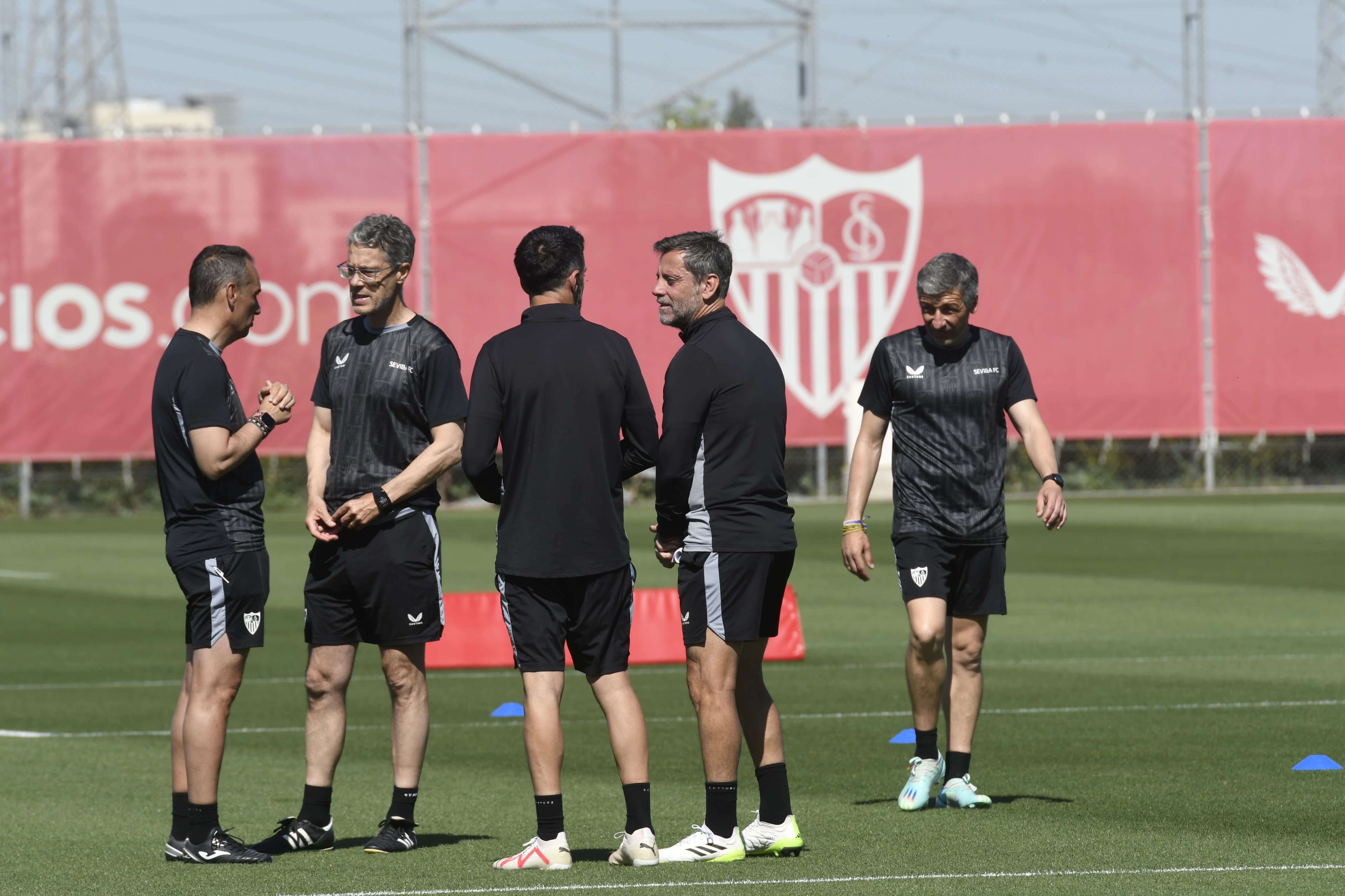  Quique Sánchez Flores, durante la sesión del Sevilla este viernes.