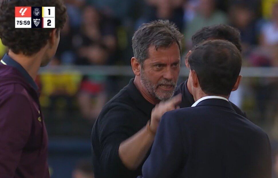 Quique recriminándole algo a Marcelino.