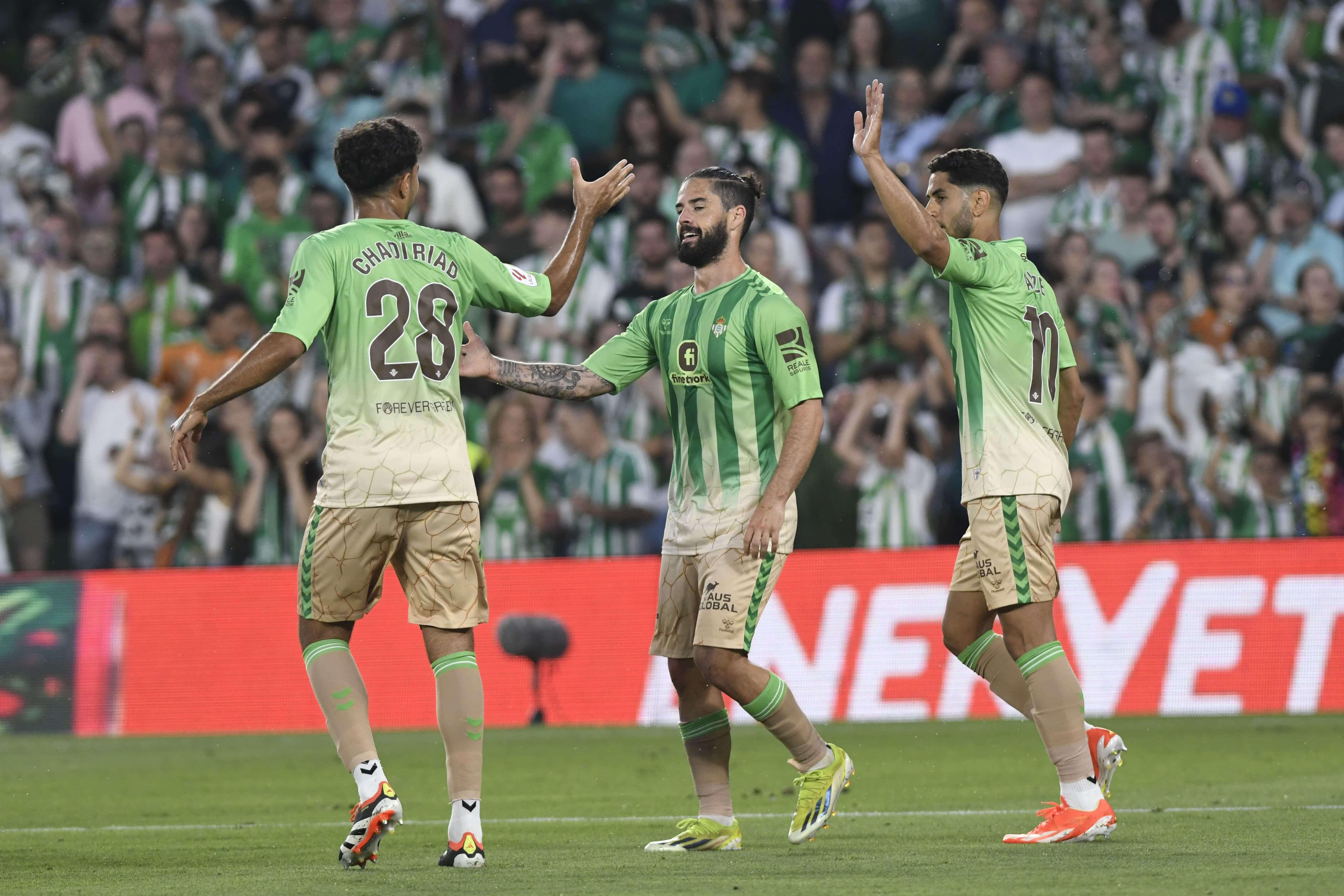 Isco Alarcón celebra su gol al Almería