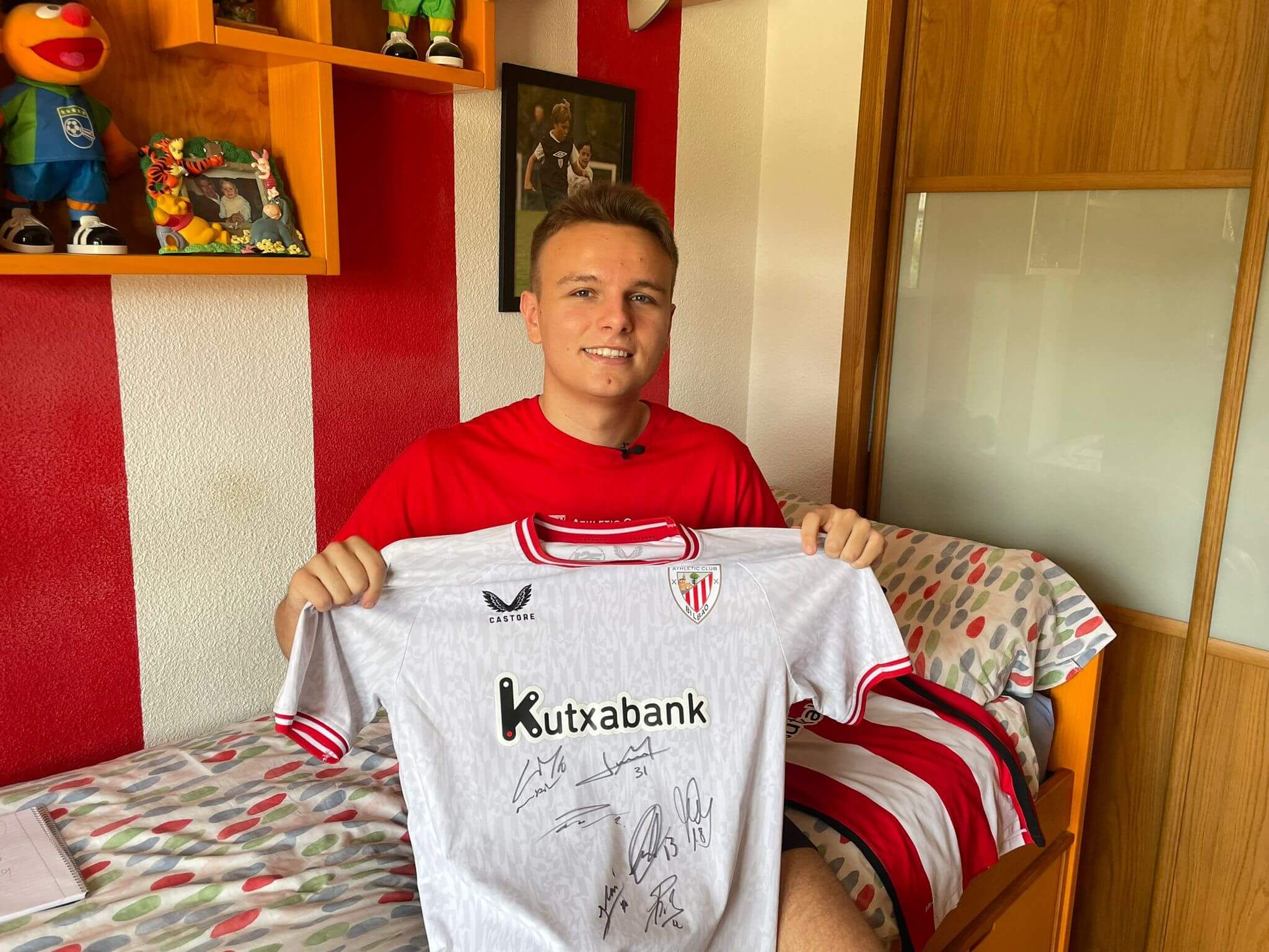  Ricardo posa con una camiseta firmada por Muniain, entre otros
