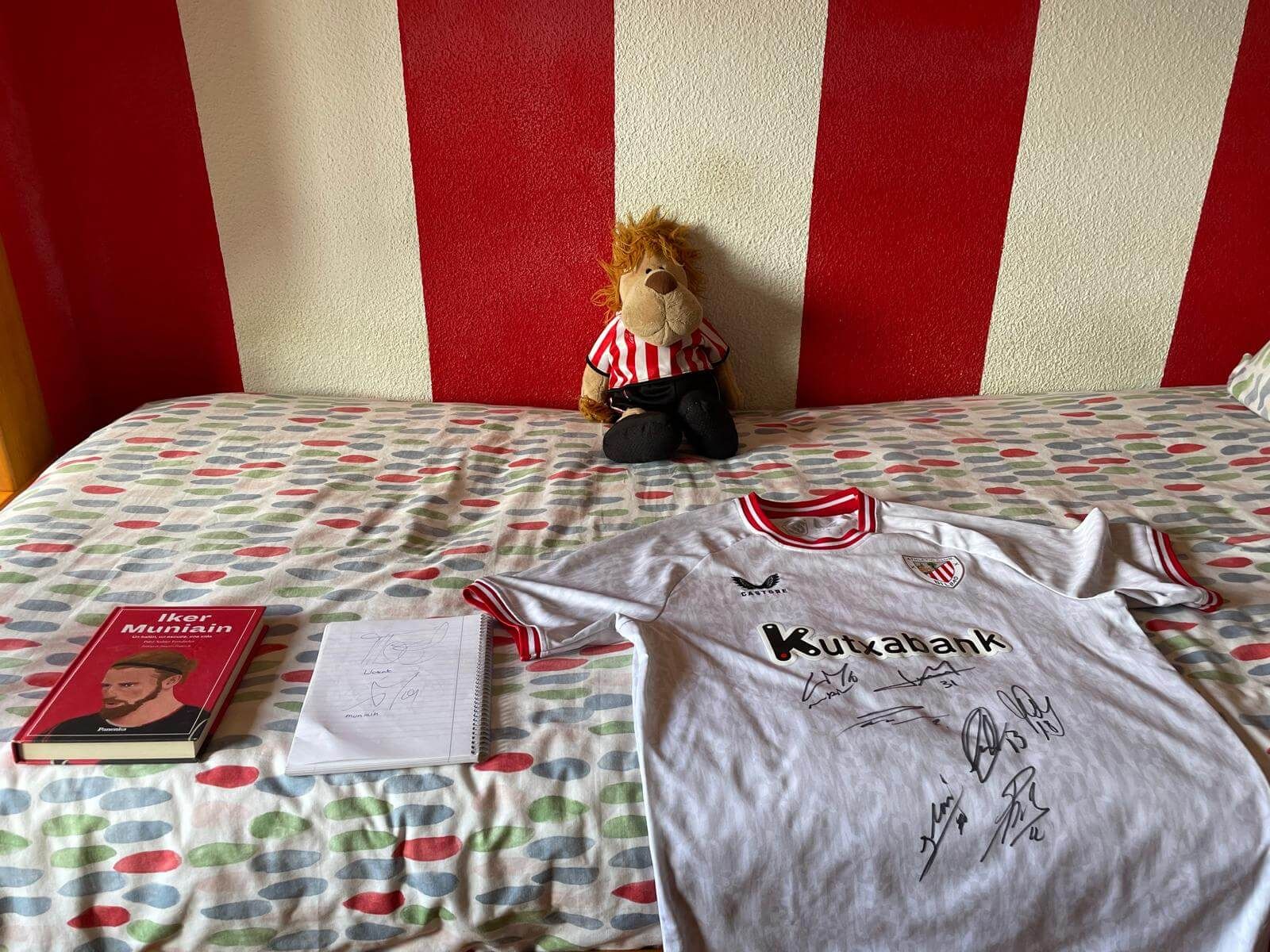  Libro y firmas de Muniain