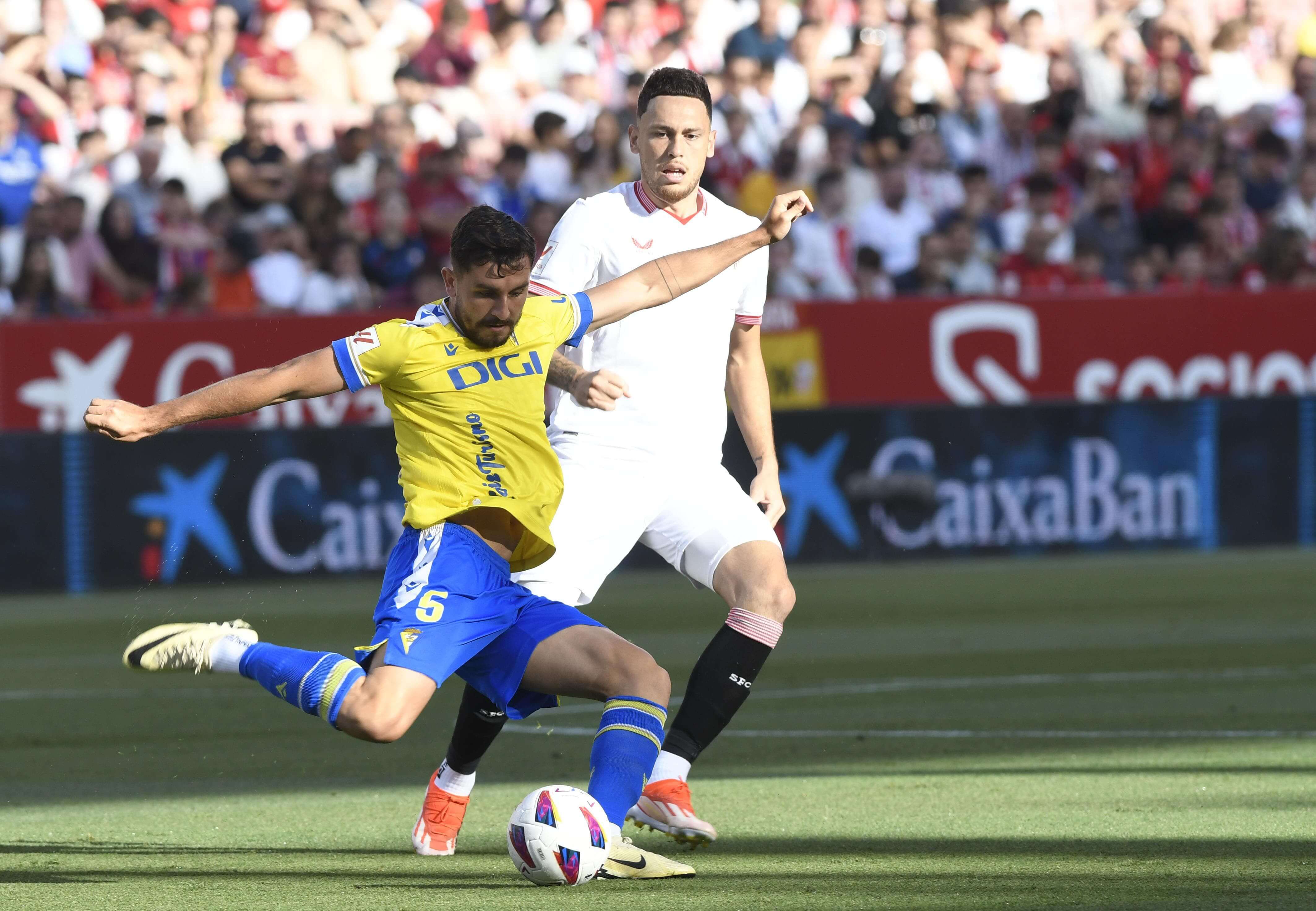  Víctor Chust, durante el partido entre el Cádiz y el Sevilla en el Ramón Sánchez-Pizjuán.
