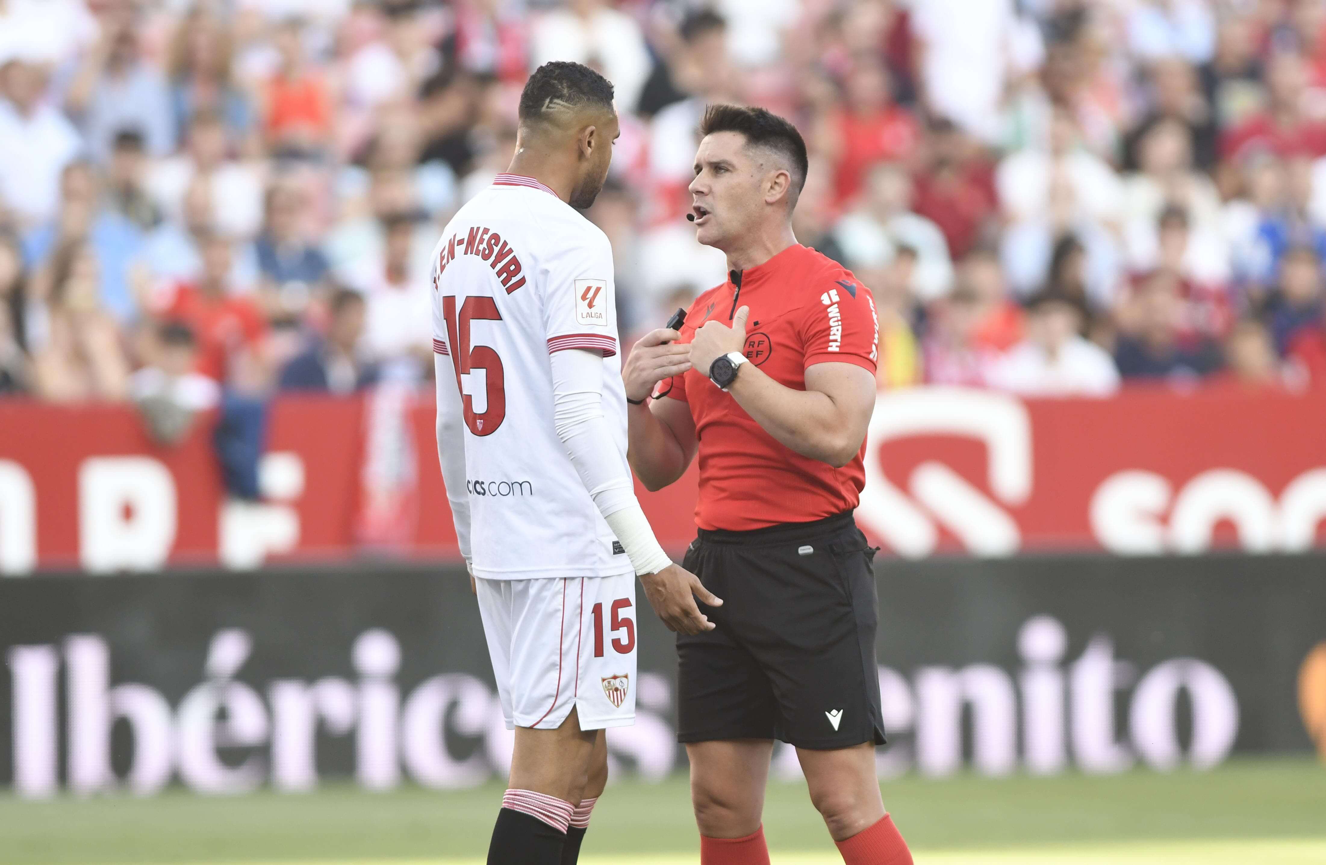 En-Nesyri, discutiendo con Ortiz Arias durante el Sevilla - Cádiz.