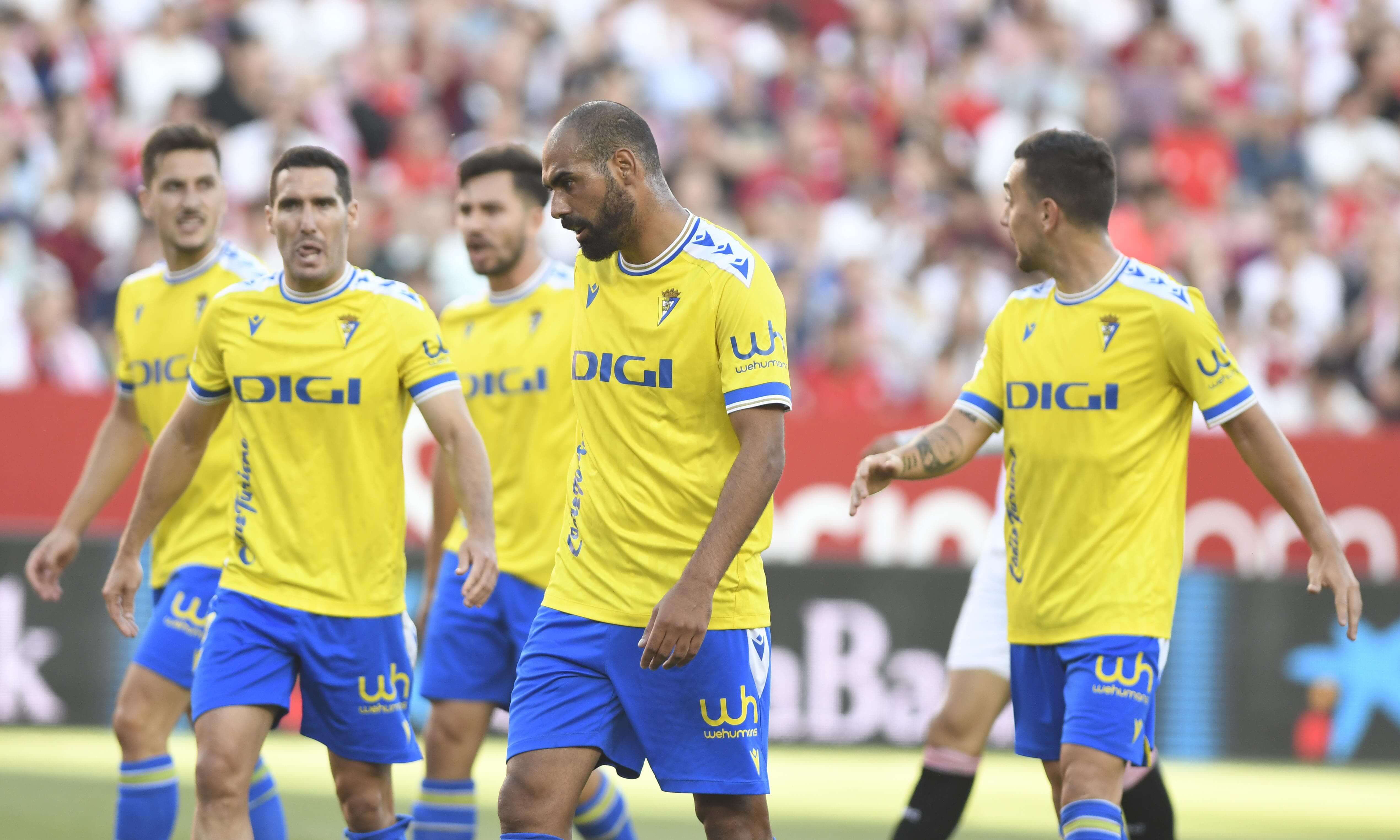 Zaldua, Chust, Fali y Escalante, en el Sevilla - Cádiz.