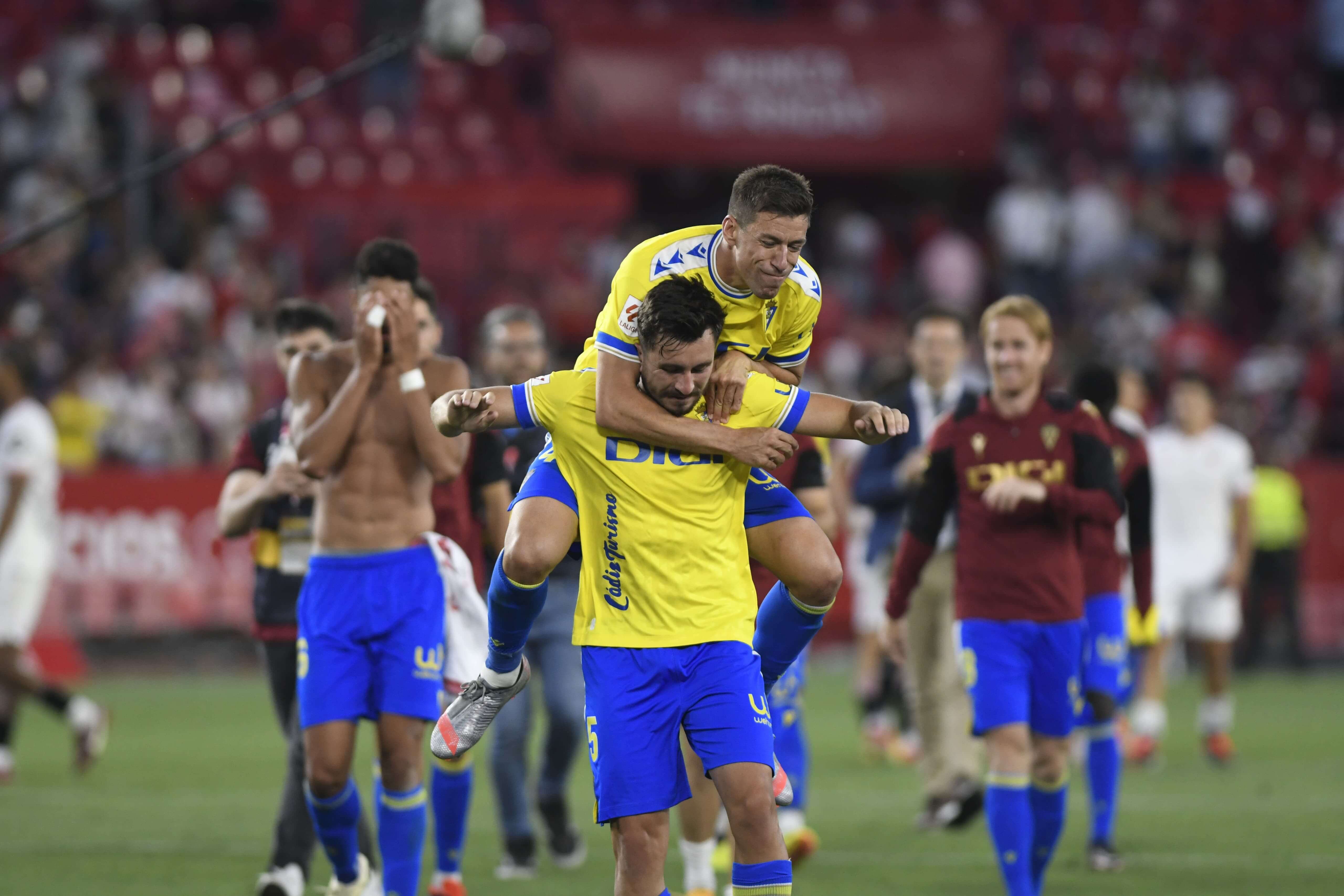 Alcaraz y Chust celebran el triunfo; de fondo, Chris Ramos llora de emoción.