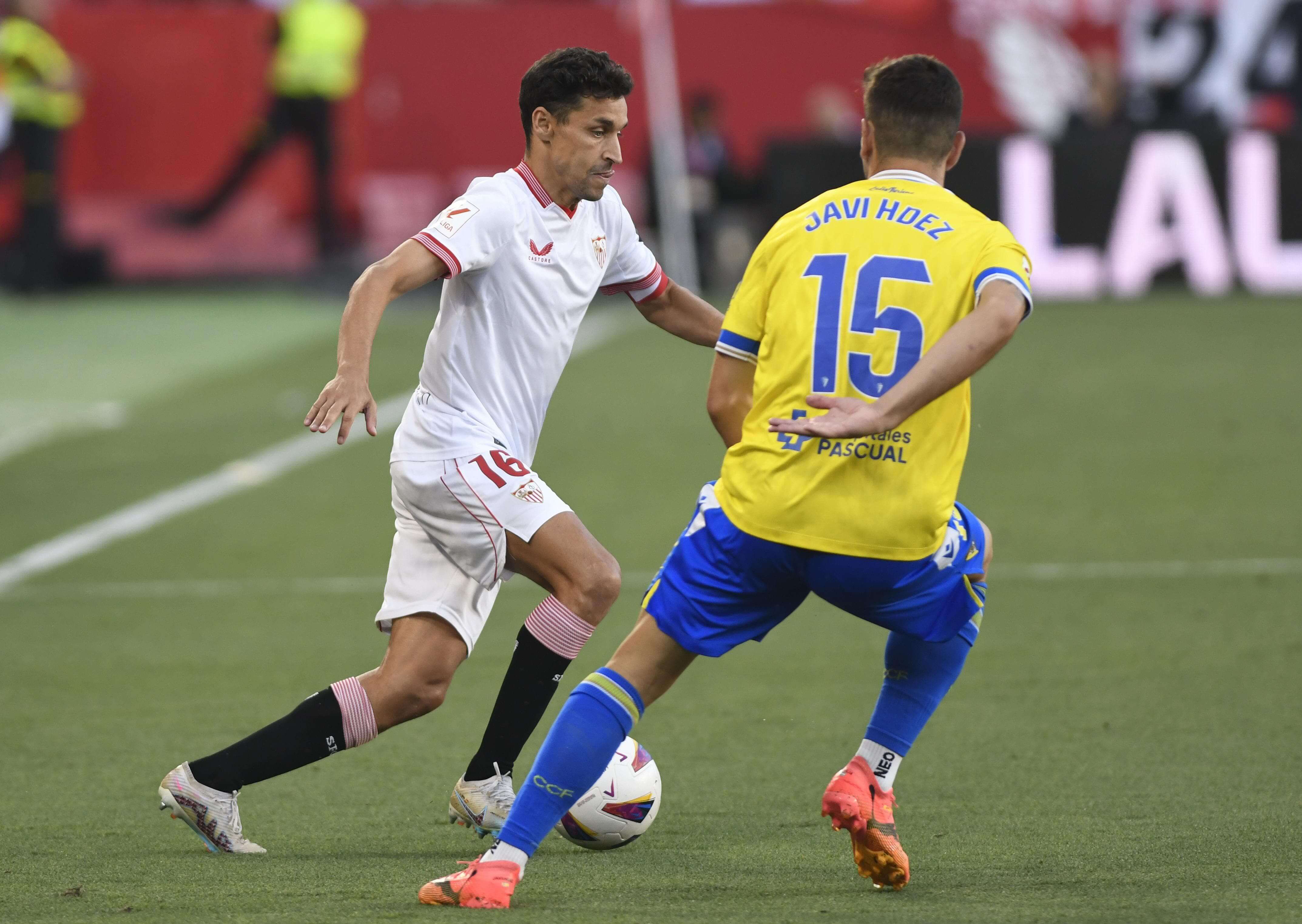 Jesús Navas durante una acción del Sevilla - Cádiz.