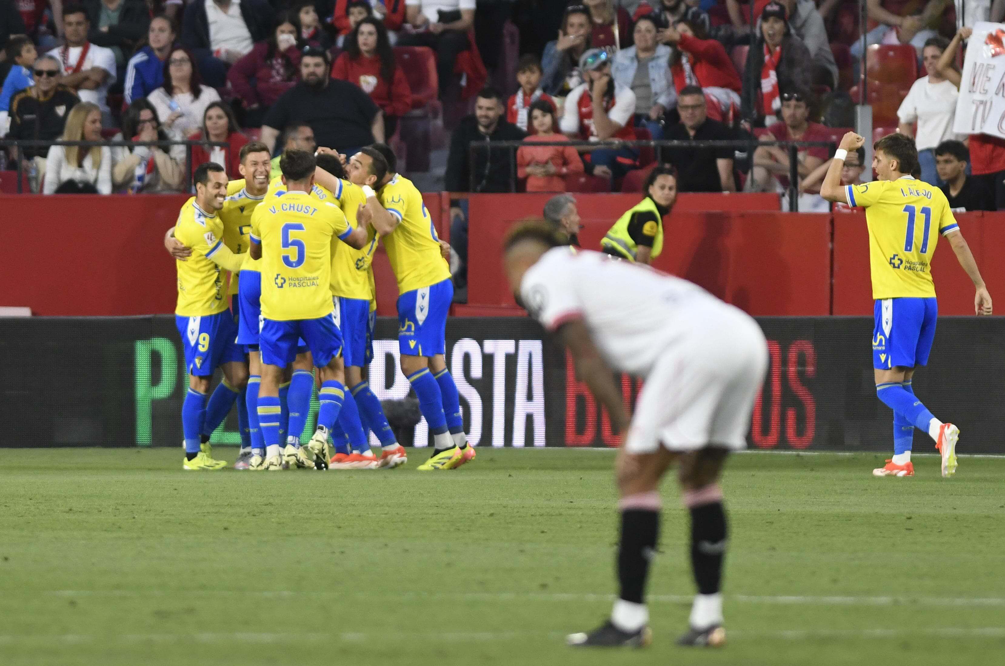  Los jugadores del Cádiz celebran el gol en el Ramón Sánchez-Pizjuán