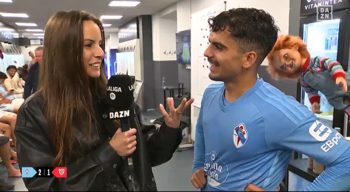 El muñeco de Chucky molestando a Damián Rodríguez durante la entrevista