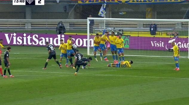 La jugada de la polémica. (Imagen: DAZN)