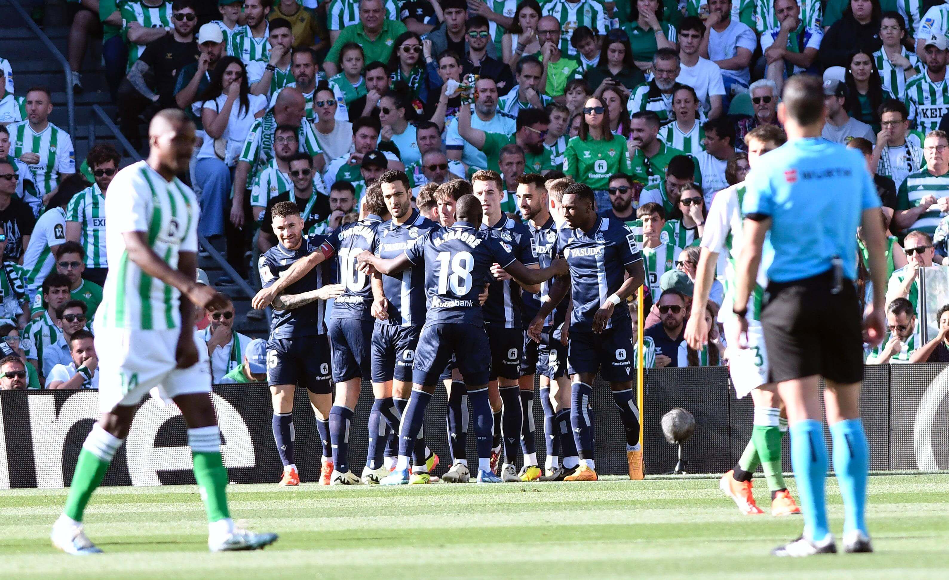  Los jugadores de la Real Sociedad celebran el gol de Brais Méndez.
