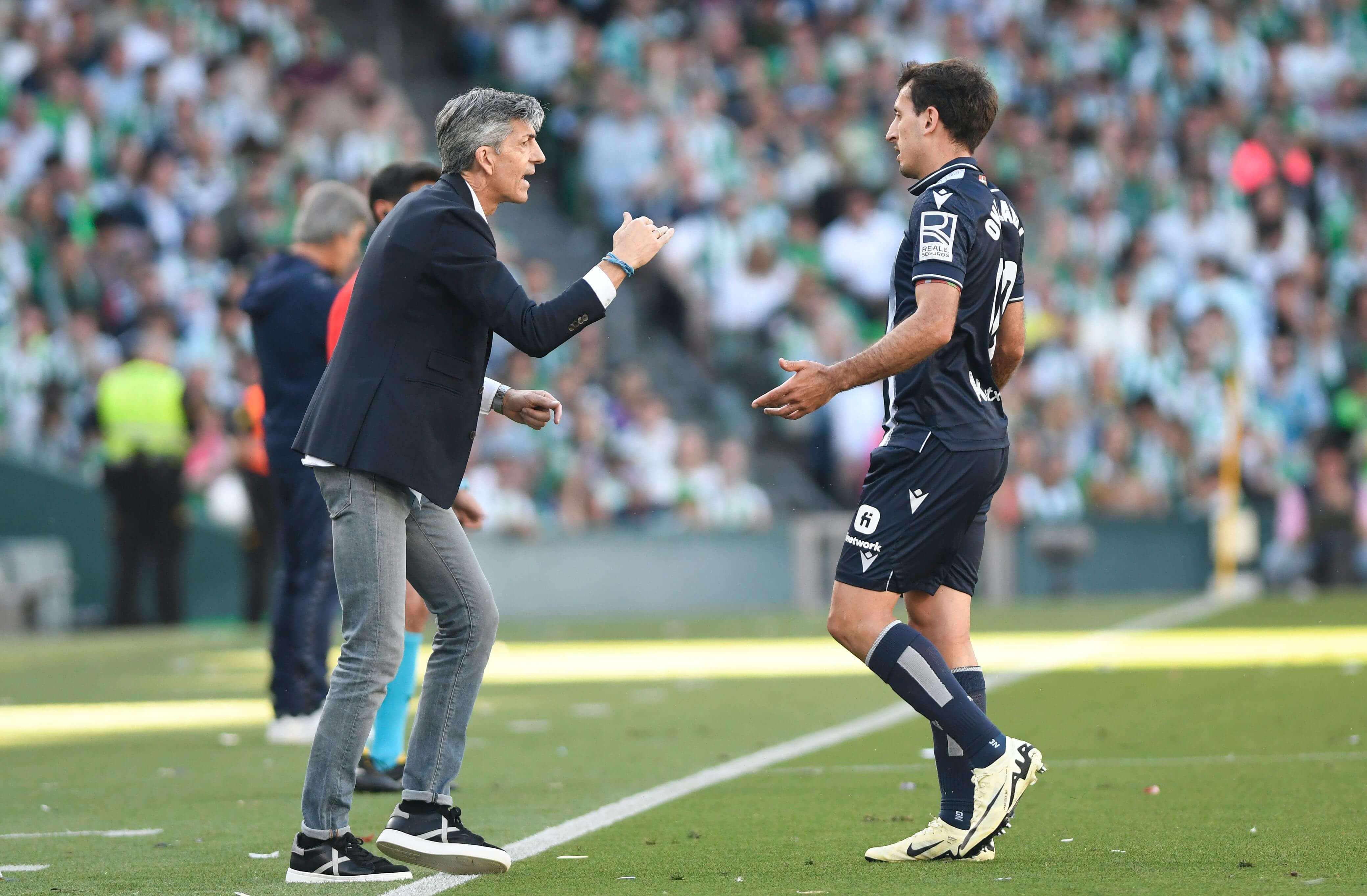 Imanol da instrucciones a Oyarzabal en el Betis - Real Sociedad.