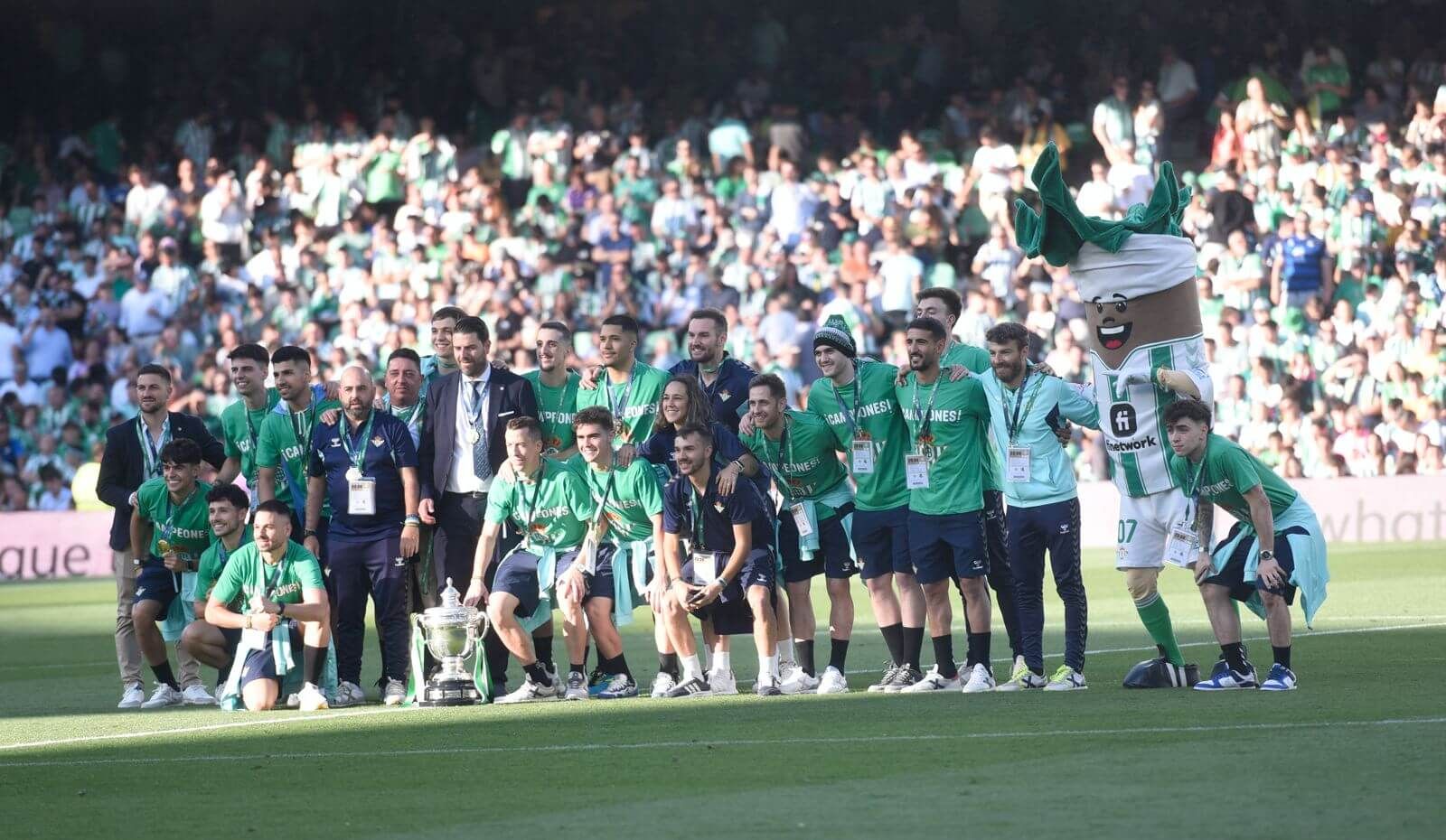  El Betis Futsal homenajeado en el Villamarín.