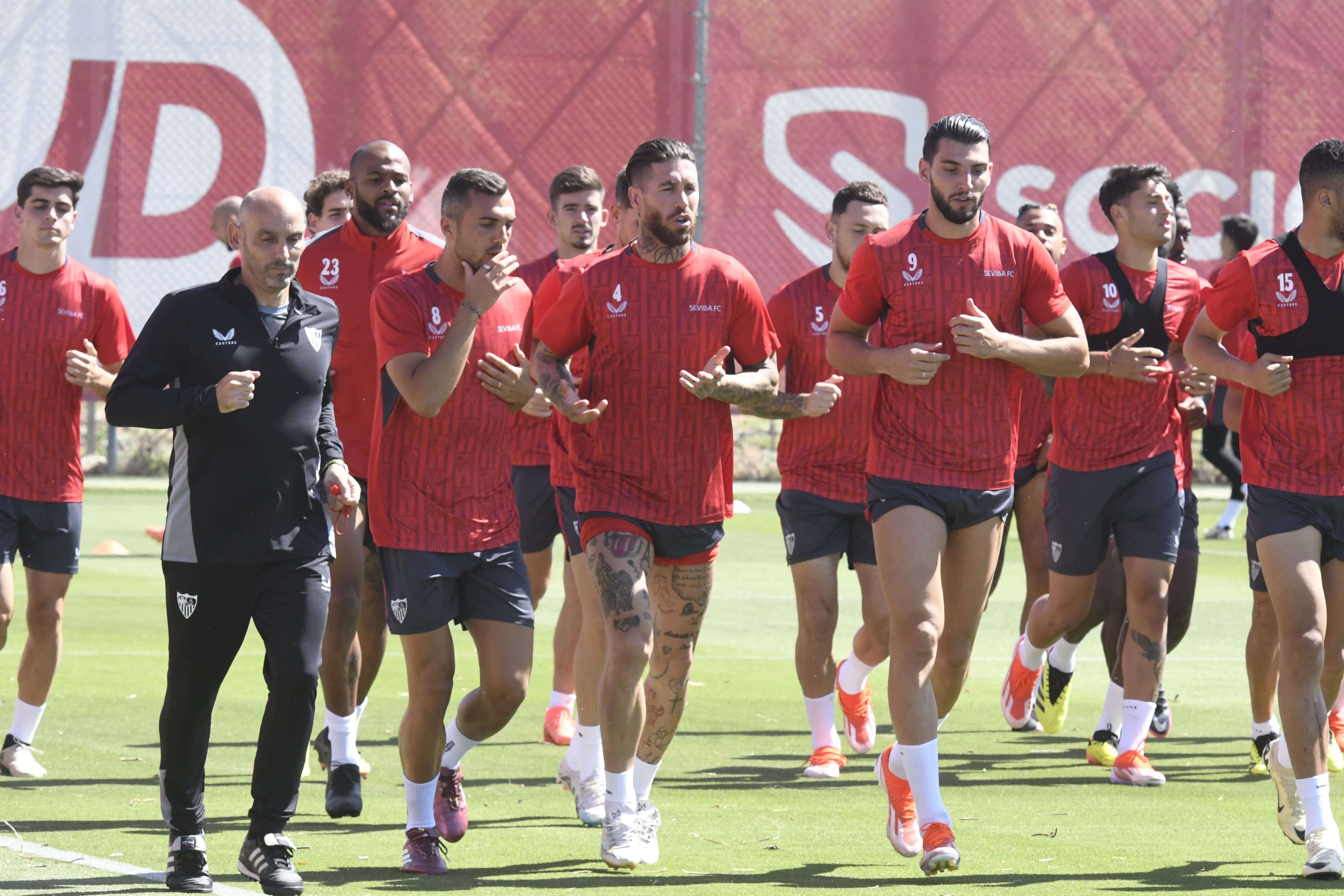 Jordán, Ramos y Rafa Mir, en la sesión del Sevilla.