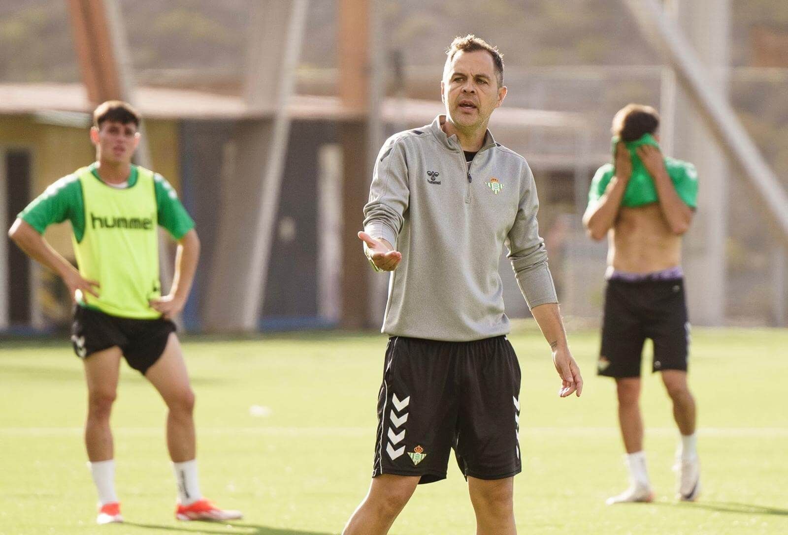  Dani Fragoso, entrenador del Betis Juvenil.