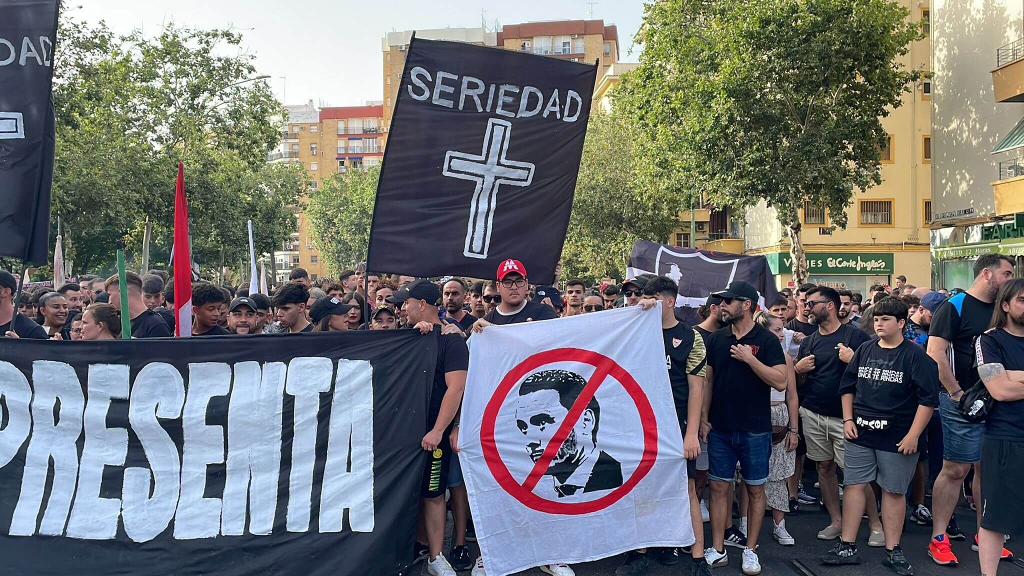 Imágenes de la protesta antes del Sevilla-Barça.