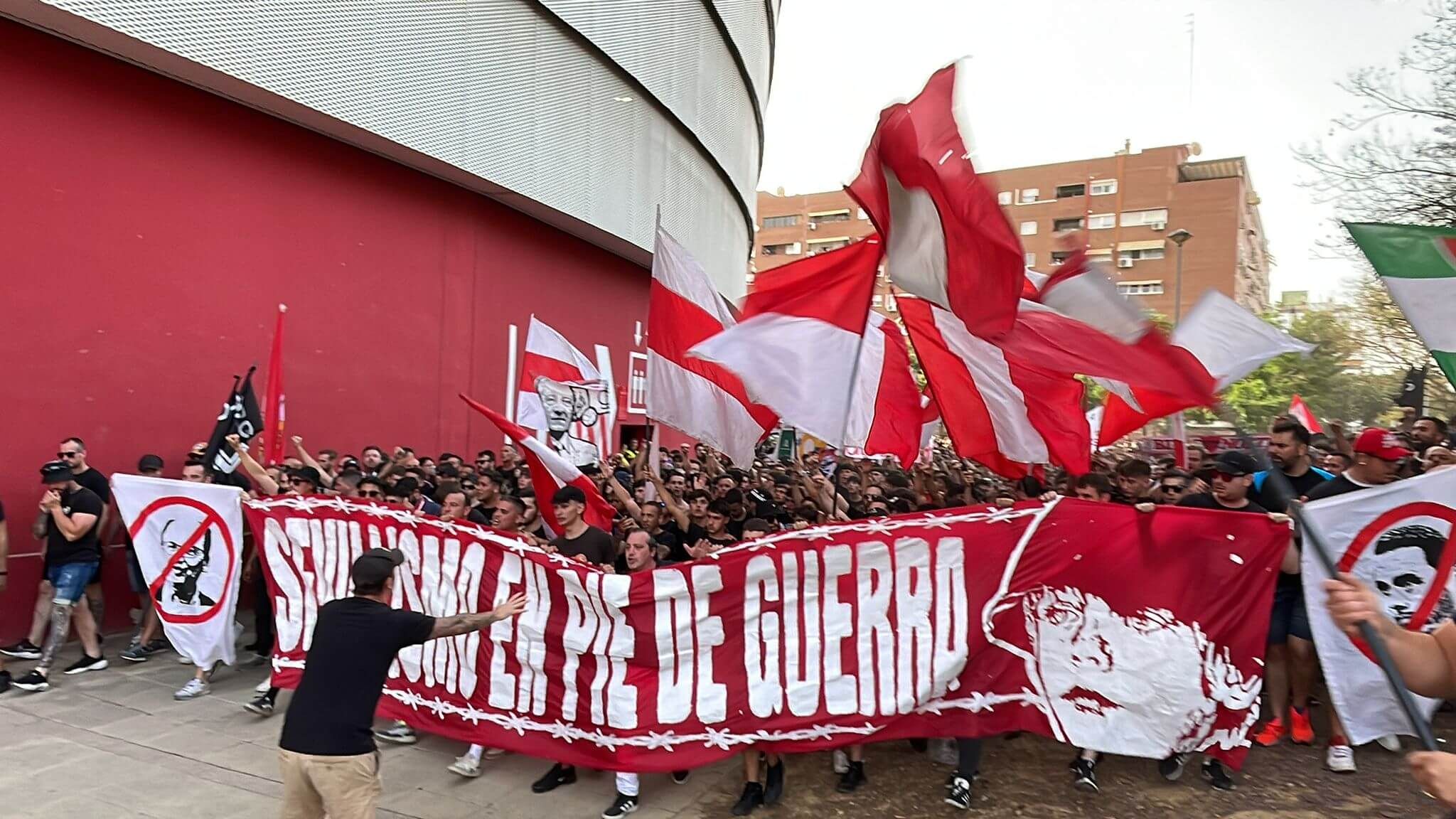 La pancarta mostrada tras llegar al Sánchez-Pizjuán.