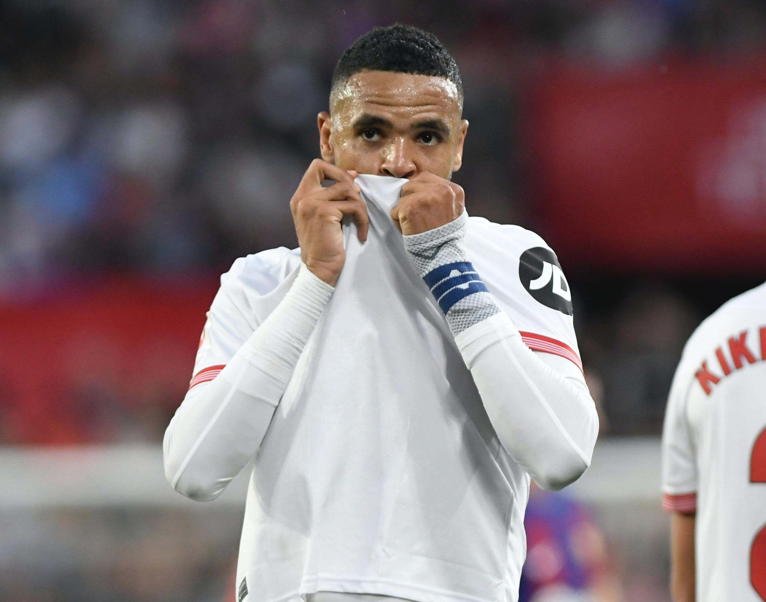 En-Nesyri celebra su gol besando el escudo