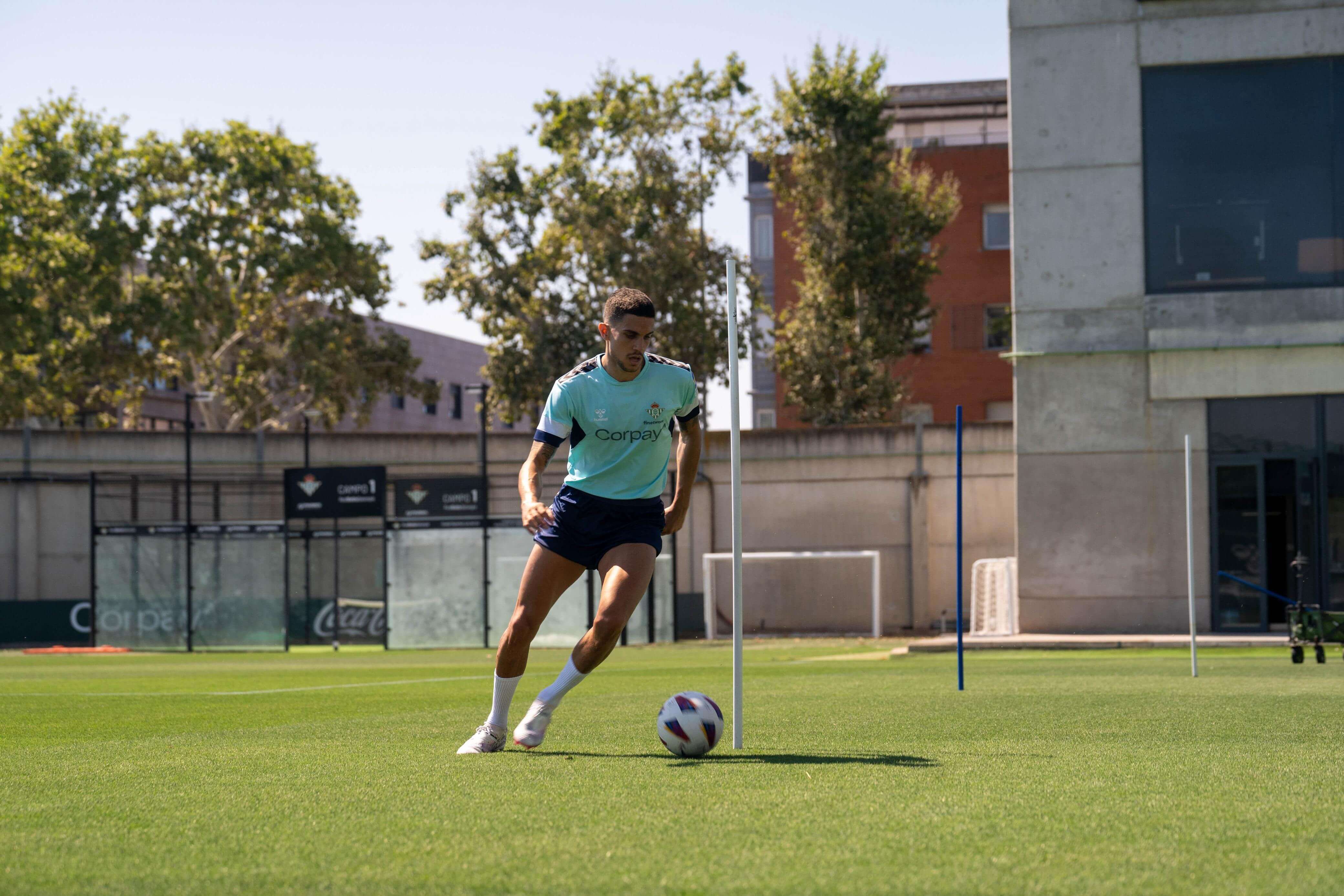  Marc Bartra entrena en la ciudad deportiva.