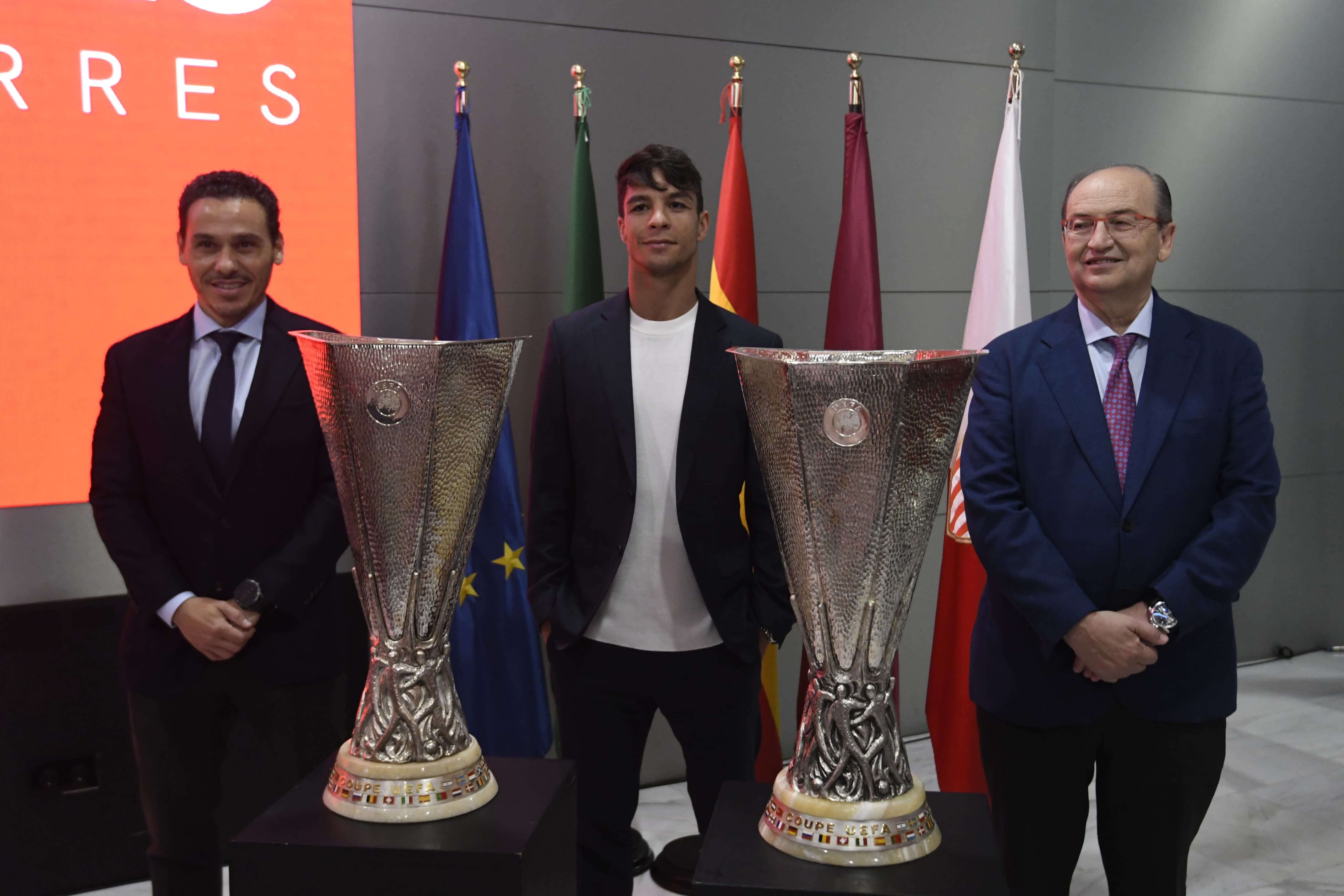  Óliver Torres posa junto a las dos Europa Leagues