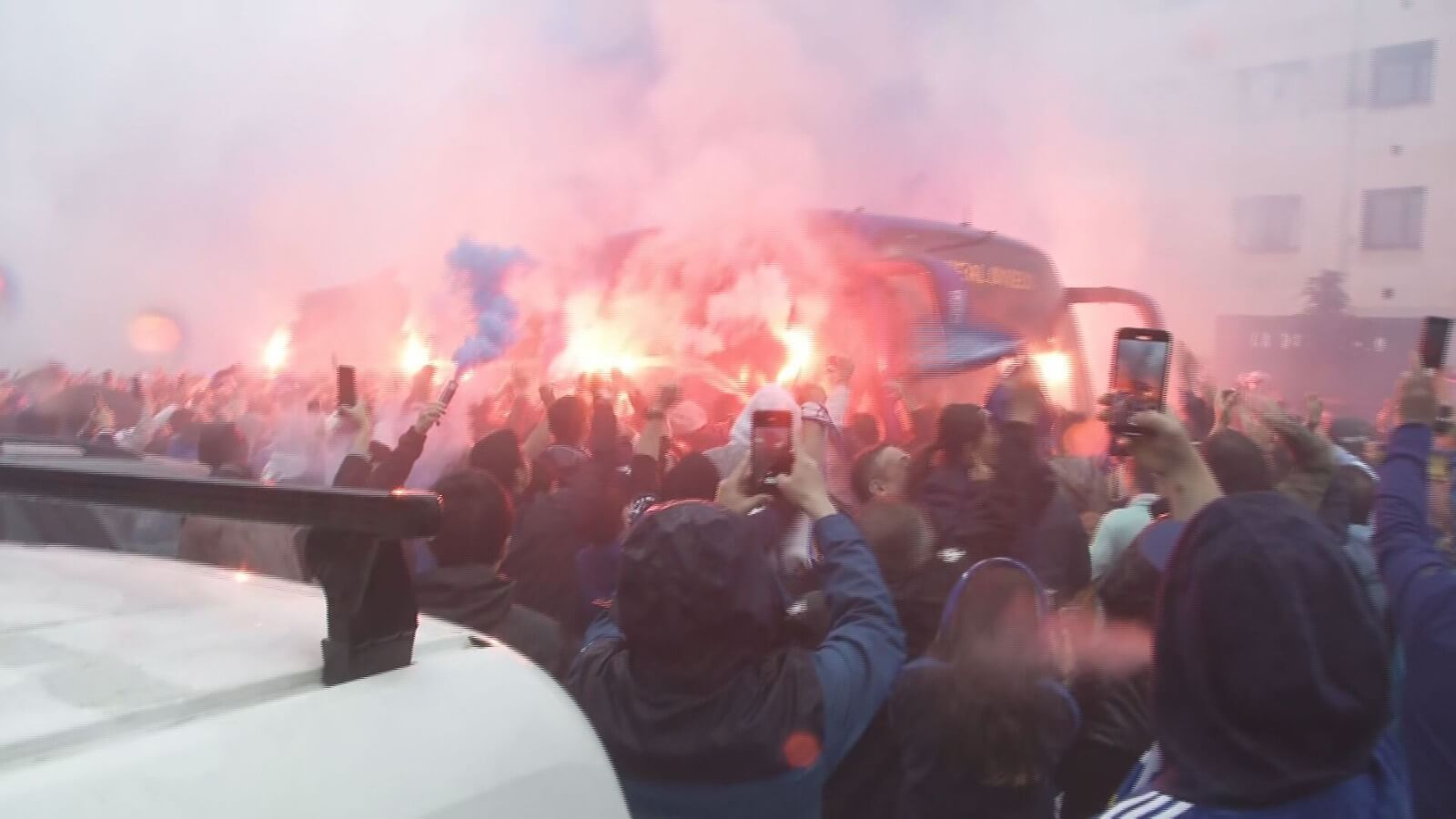 Recibimiento de la afición al Real Oviedo.